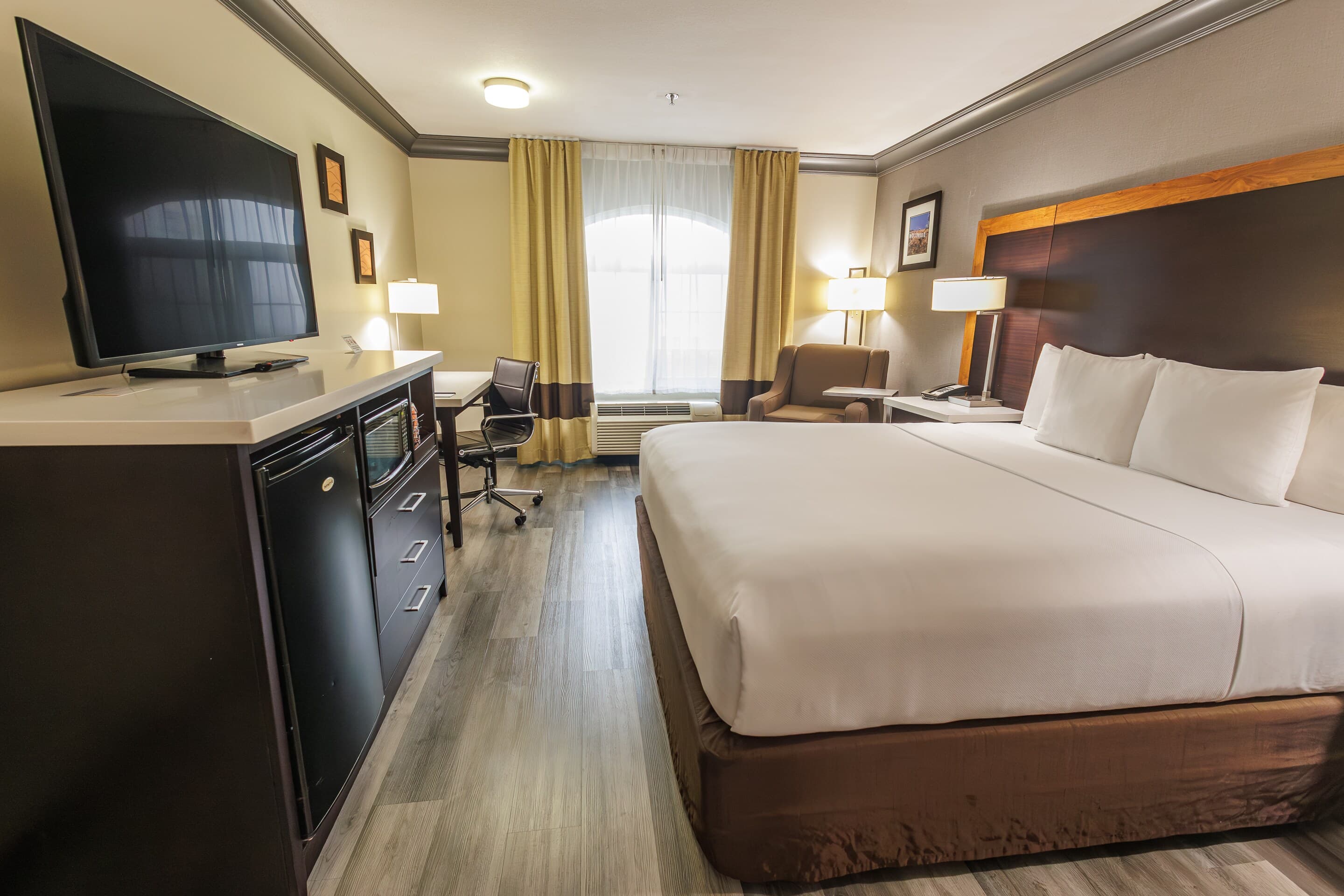 Comfort Inn & Suites Near Universal - N. Hollywood - Burbank — 7