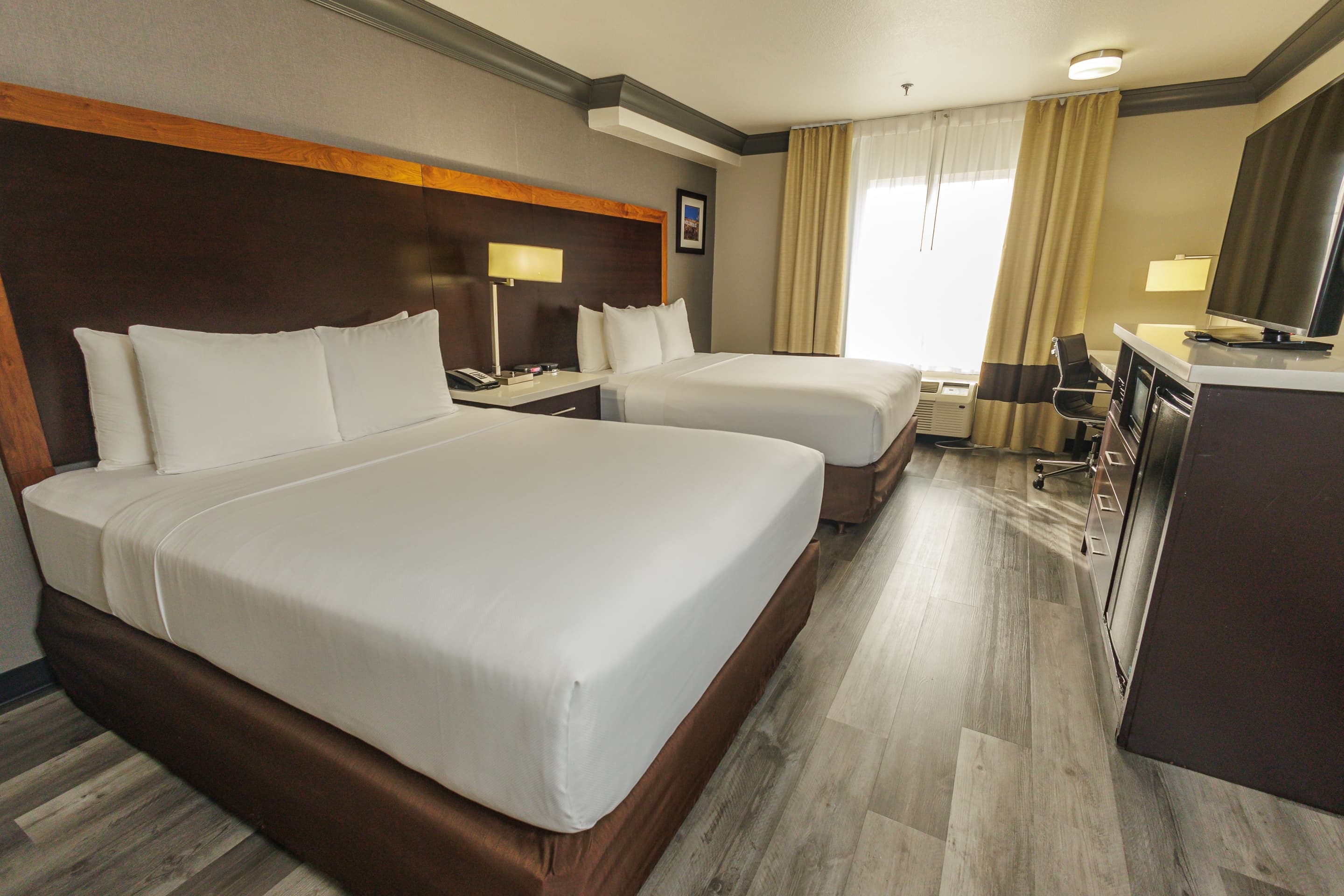 Comfort Inn & Suites Near Universal - N. Hollywood - Burbank — 11