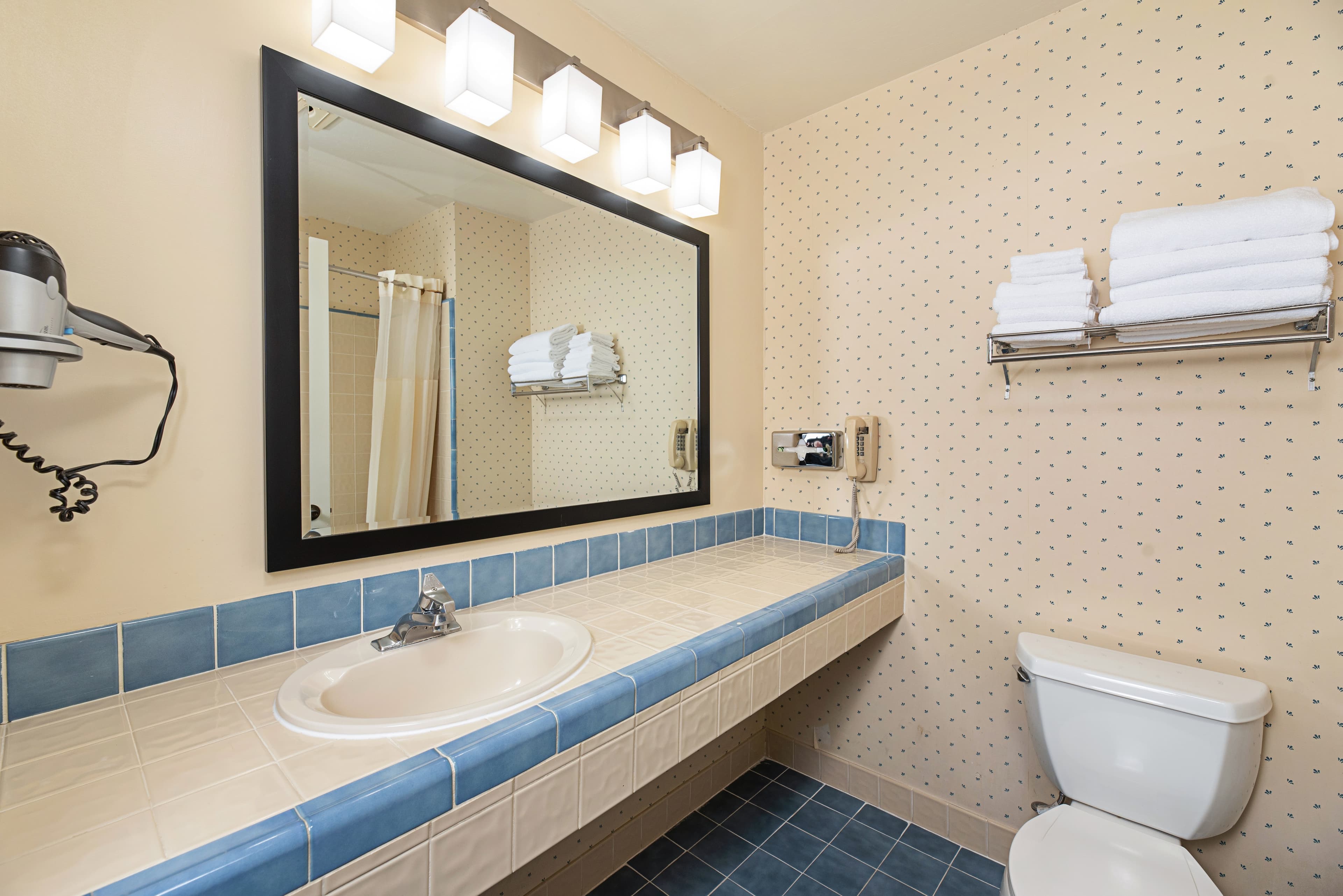Clarion Inn Silicon Valley — 12