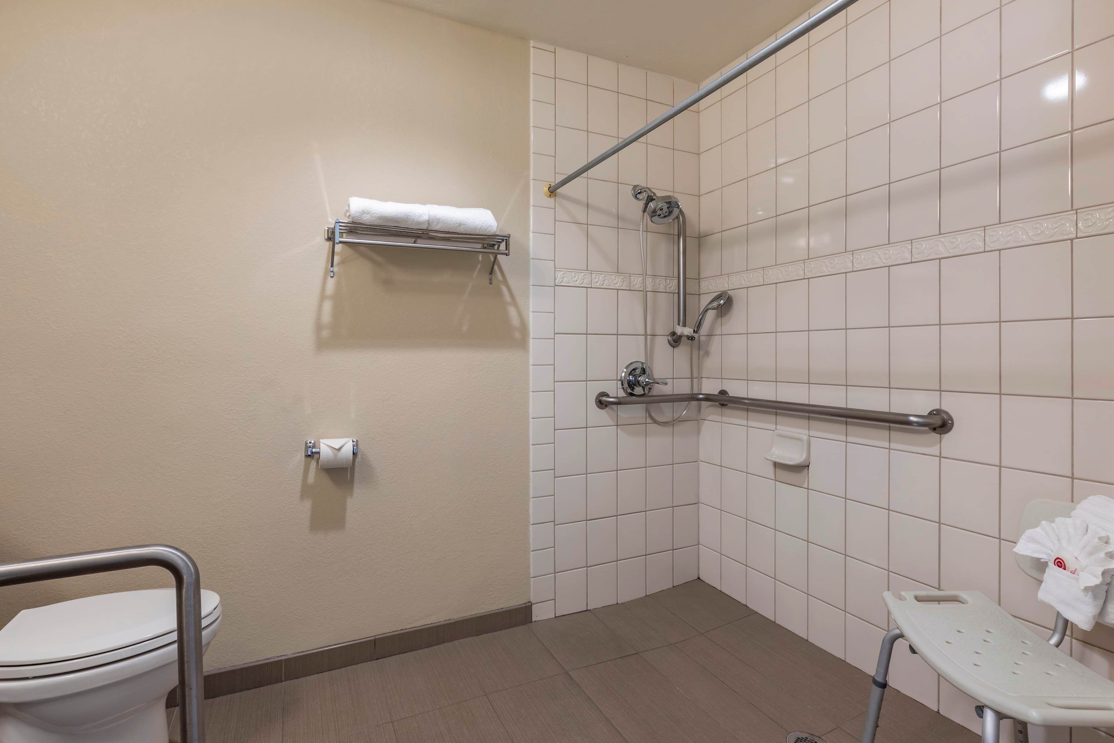 Comfort Inn Bishop - Image 5