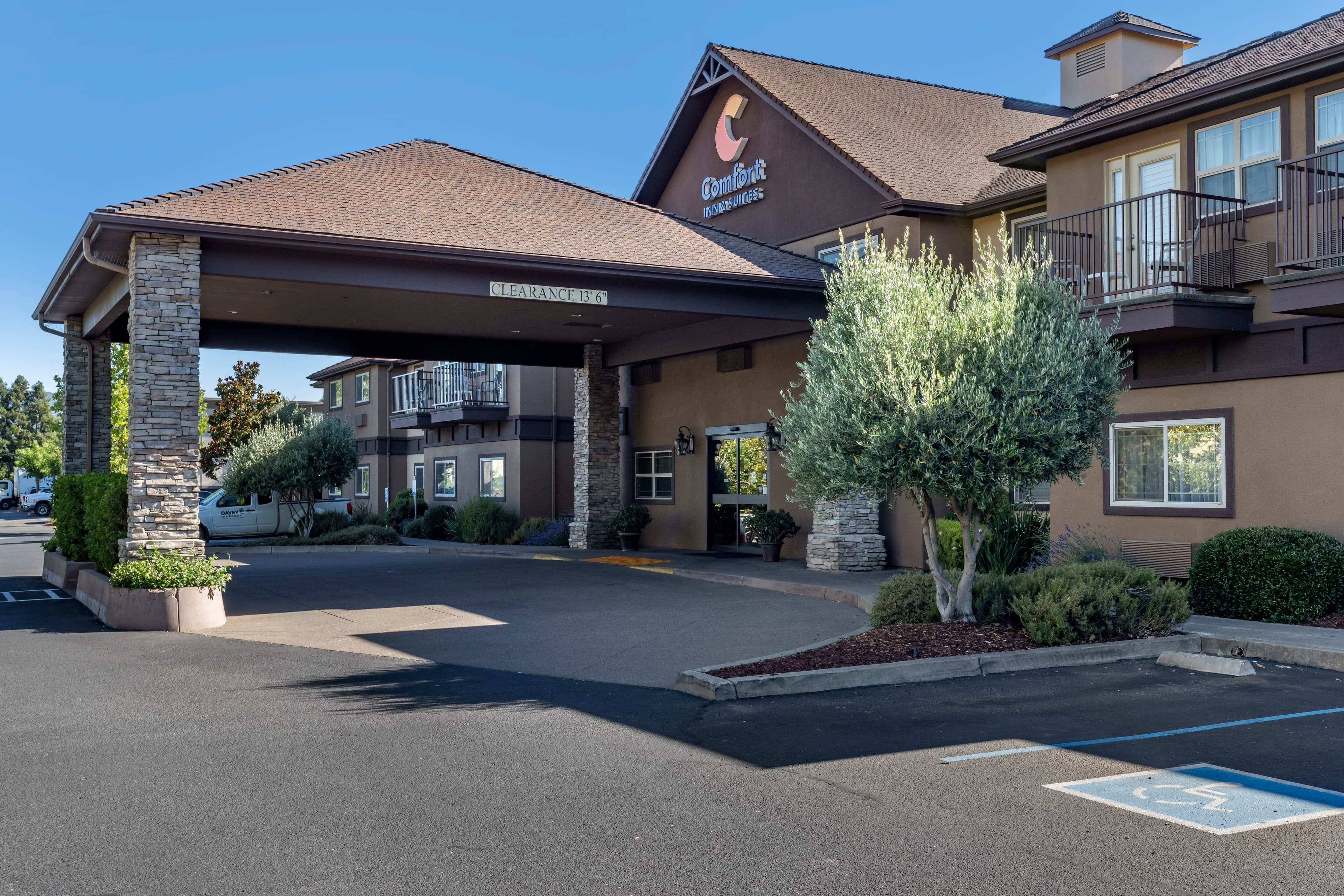 Comfort Inn & Suites Ukiah Mendocino County - Image 1