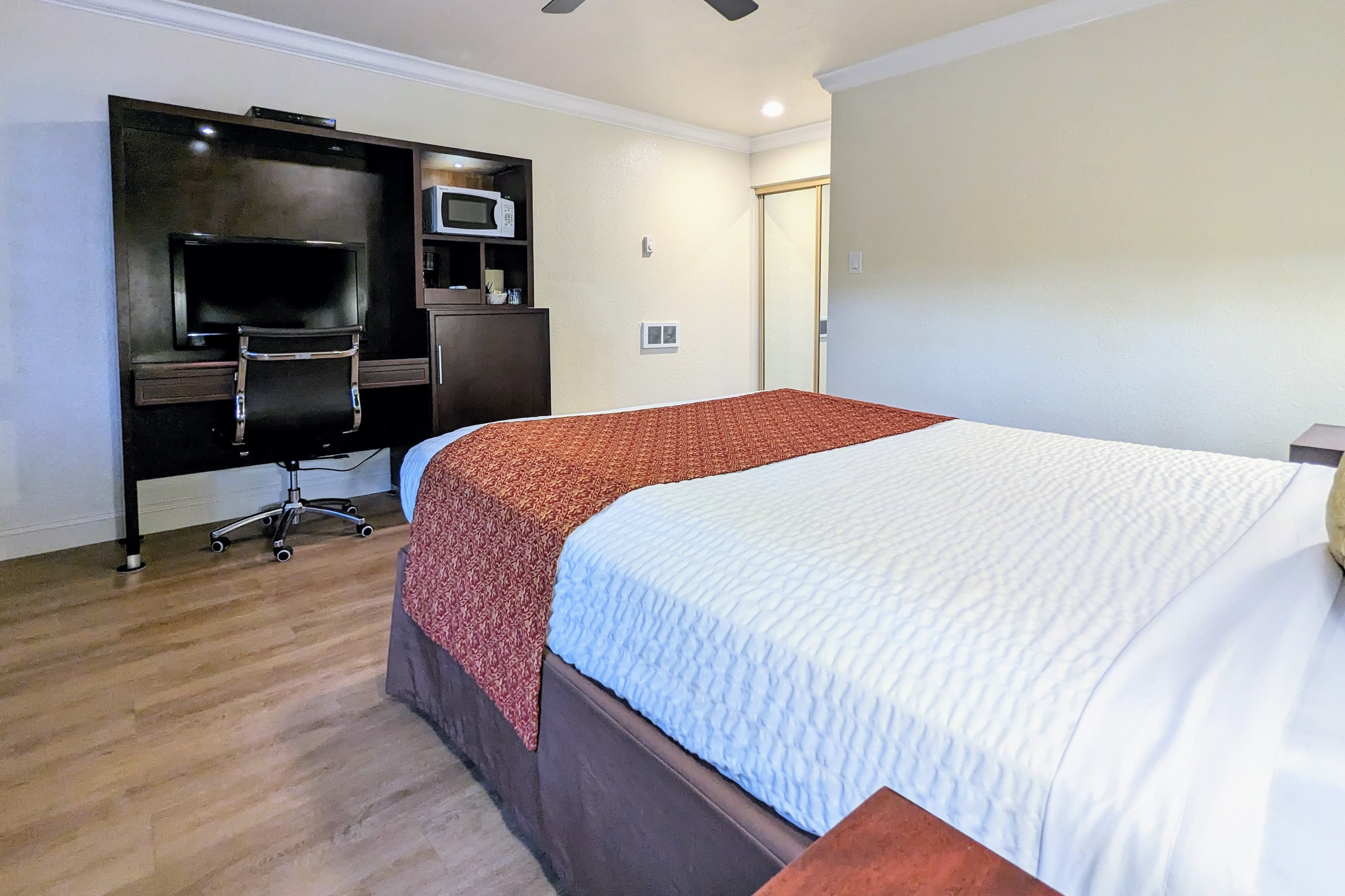 Clarion  Collection Wilkie's Inn Pacific Grove - Monterey — 10