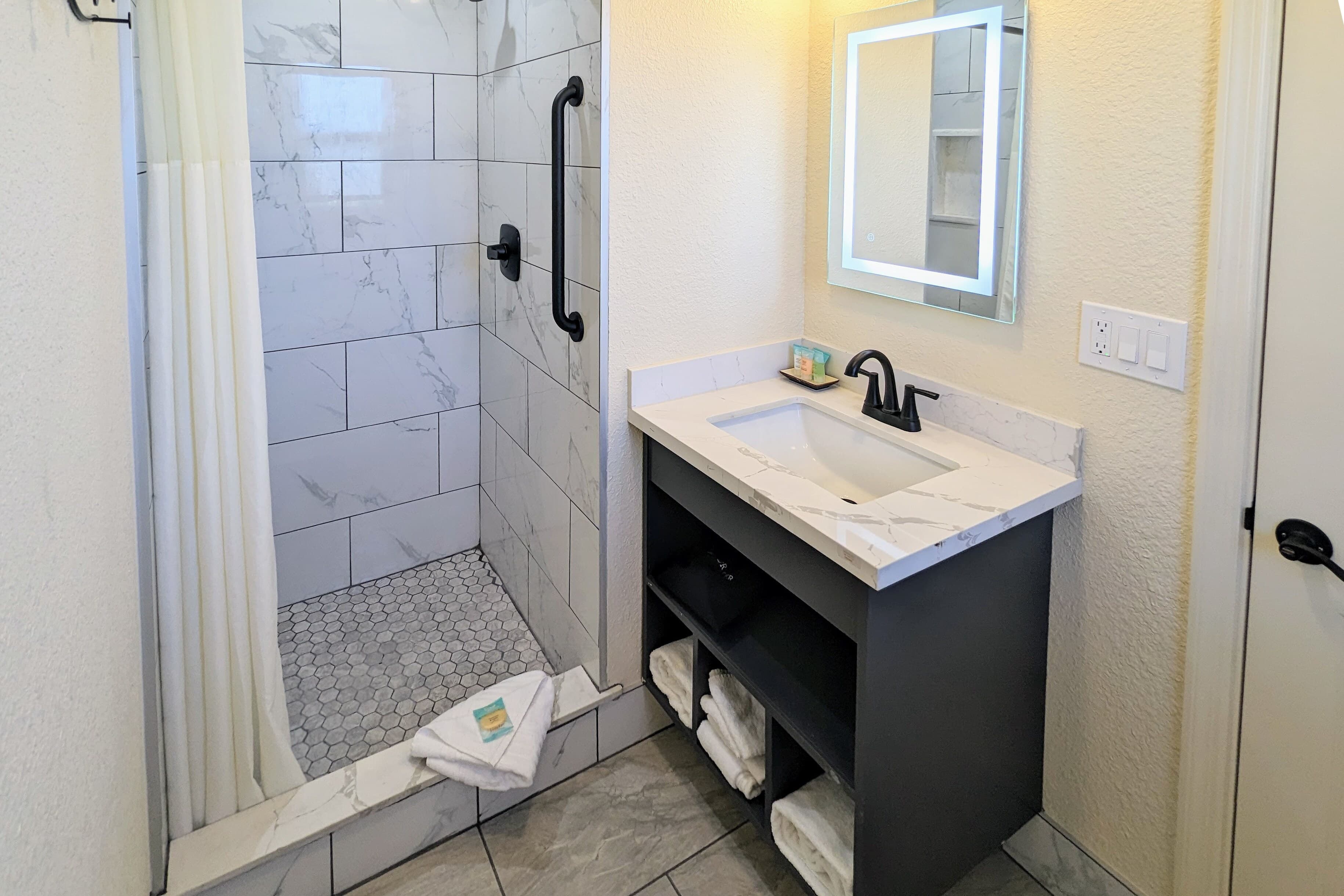 Clarion  Collection Wilkie's Inn Pacific Grove - Monterey — 11