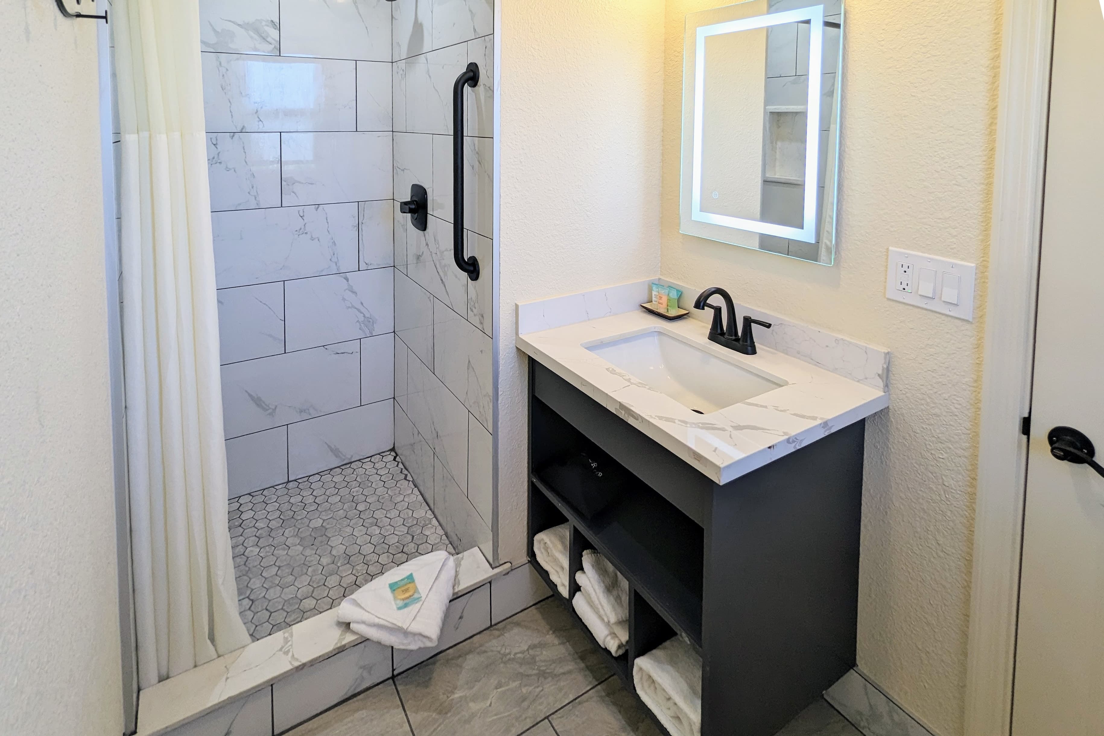 Clarion  Collection Wilkie's Inn Pacific Grove - Monterey — 21
