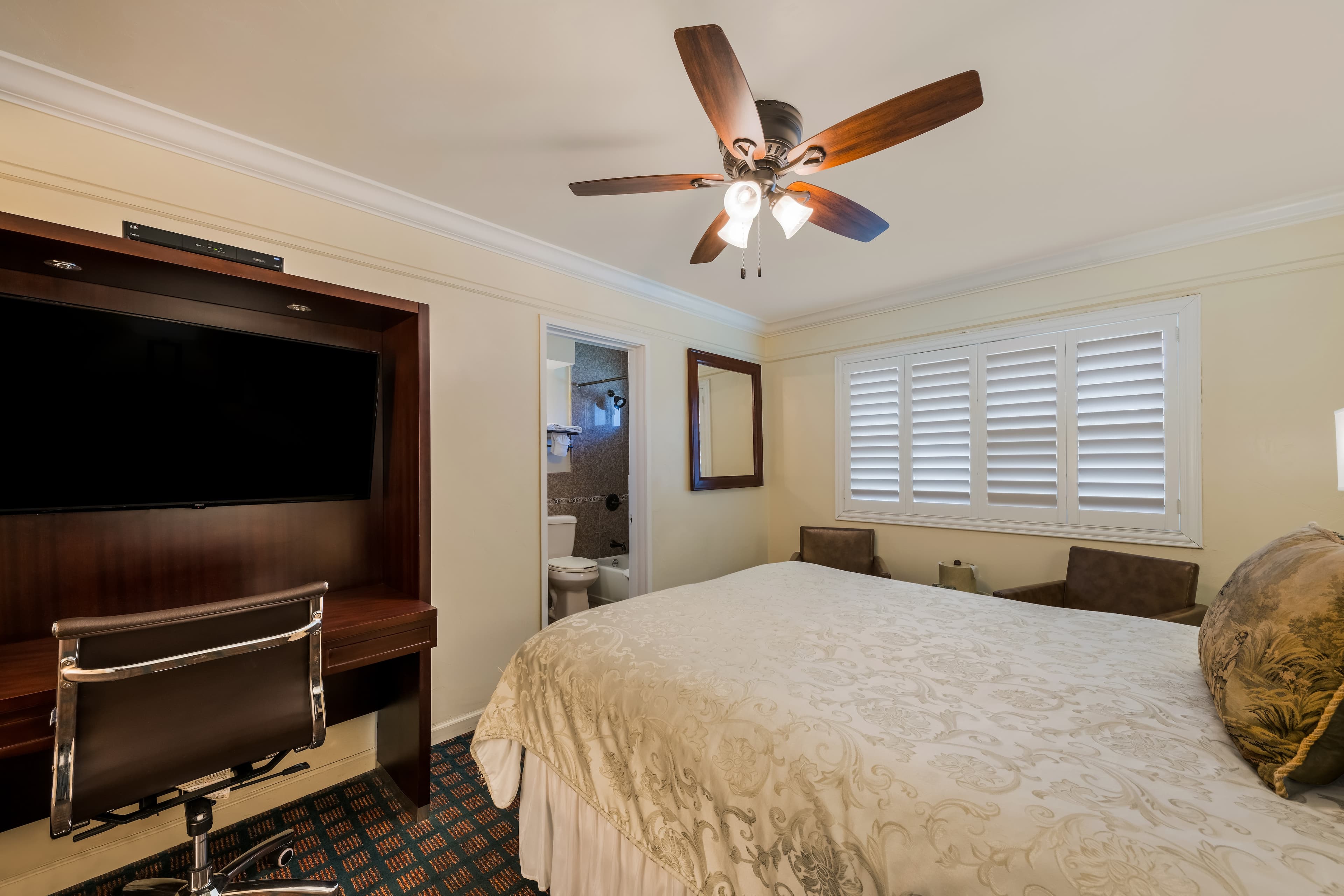Clarion Collection Carmel Oaks Inn - Image 3