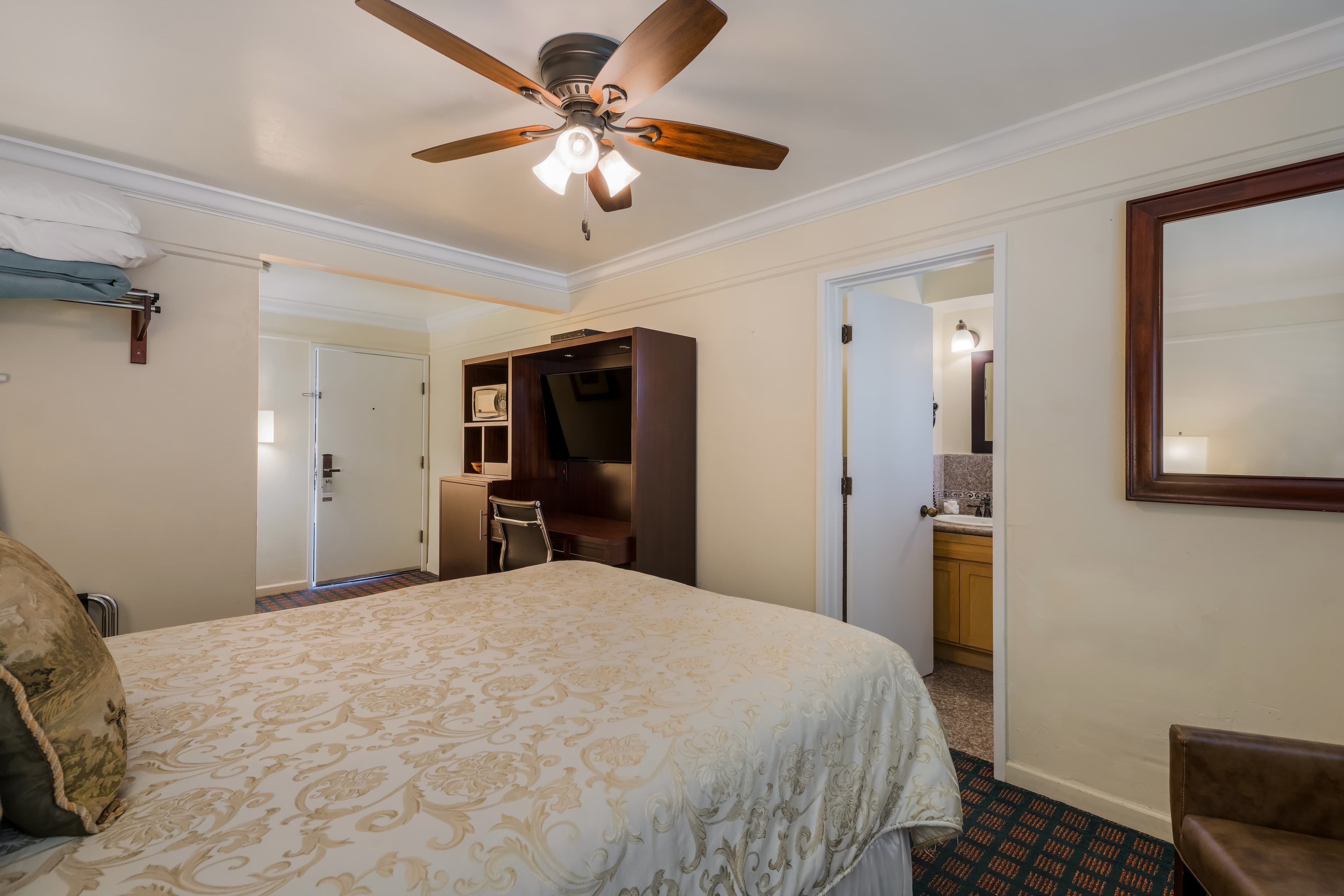 Clarion Collection Carmel Oaks Inn - Image 4