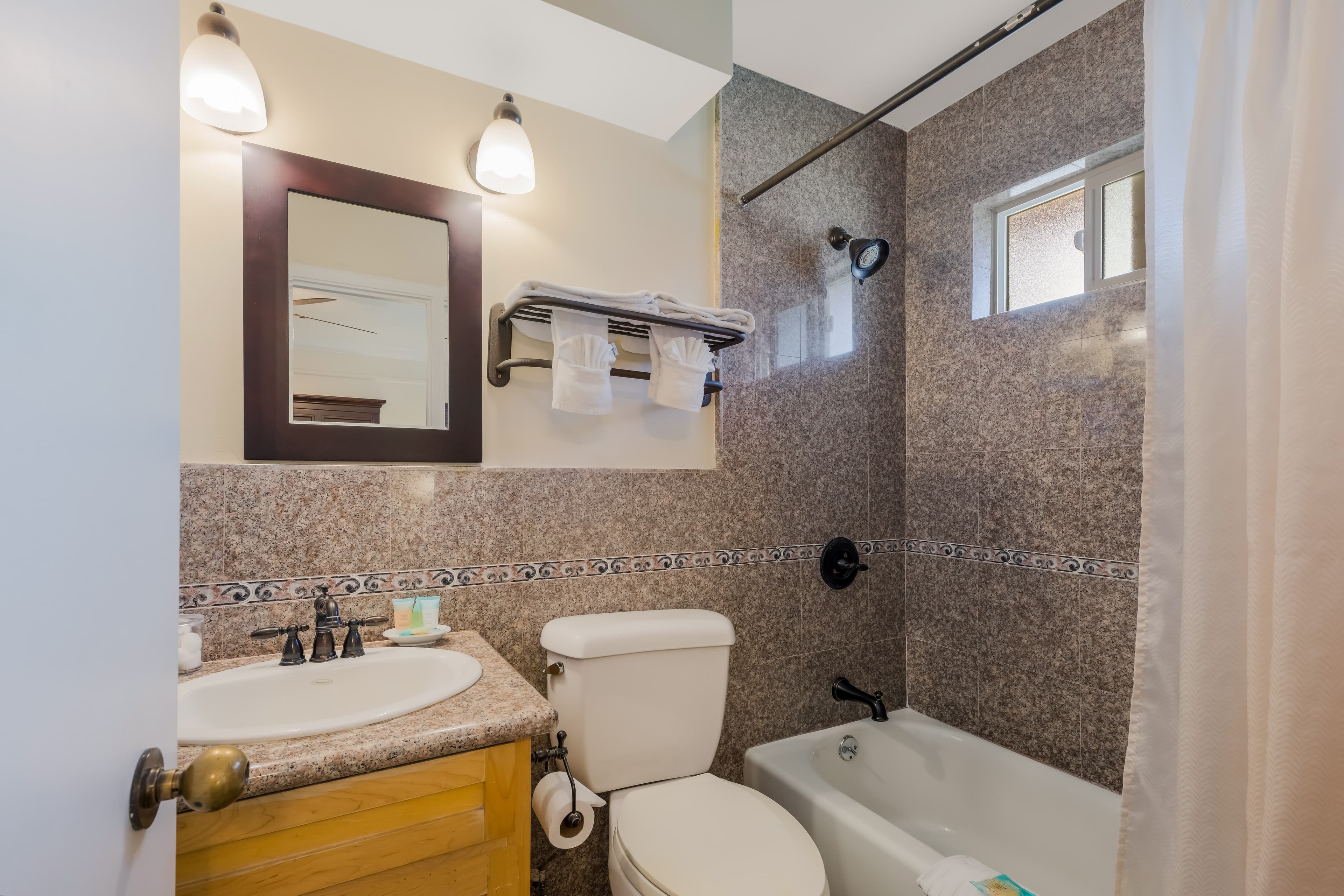 Clarion Collection Carmel Oaks Inn - Image 5