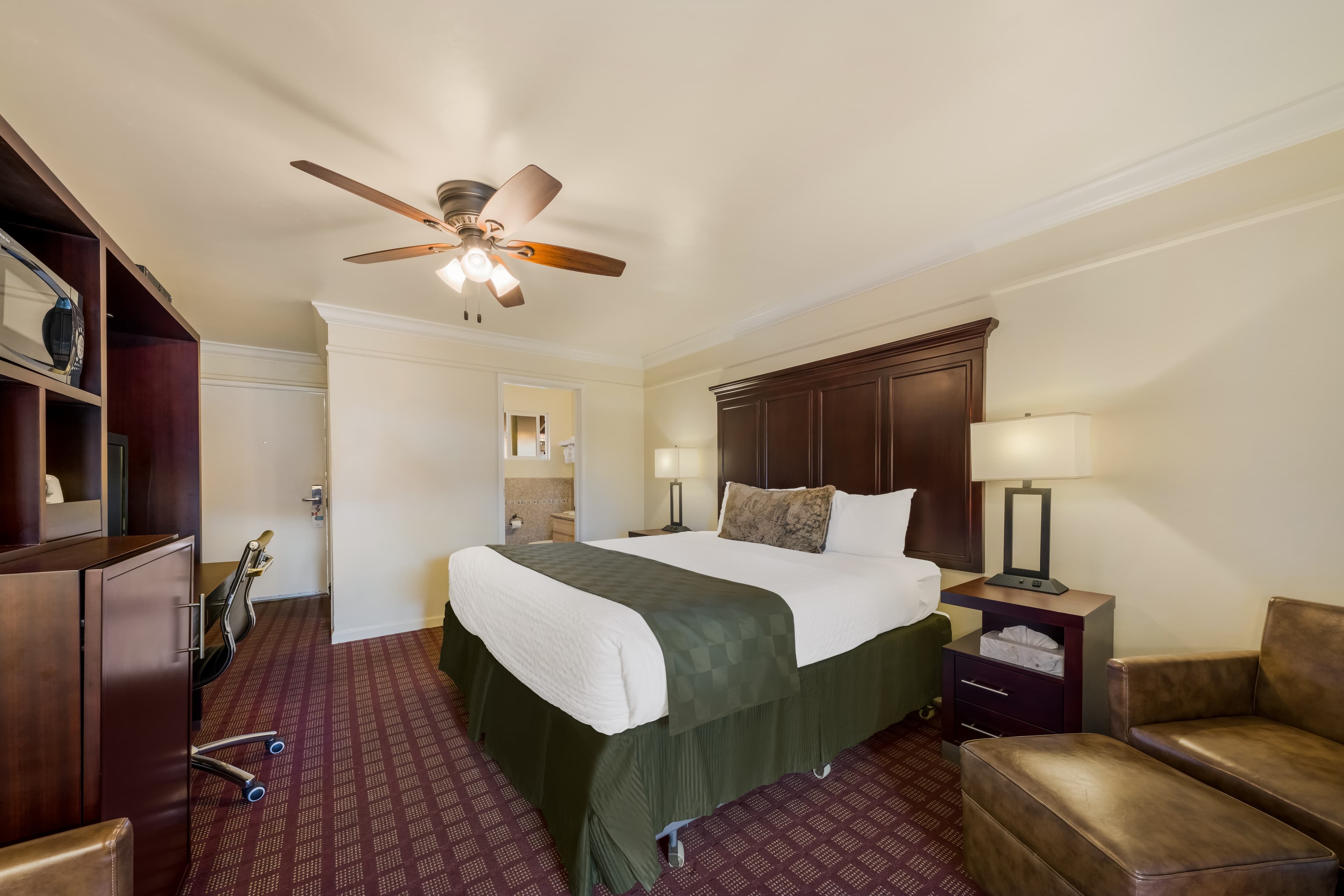 Clarion Collection Carmel Oaks Inn — 15