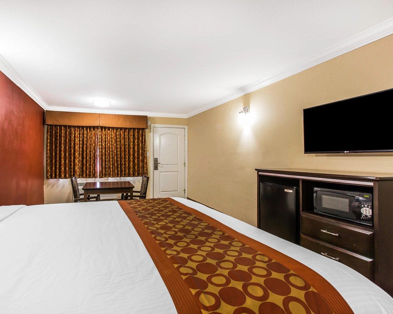 Rodeway Inn & Suites Corona — 6