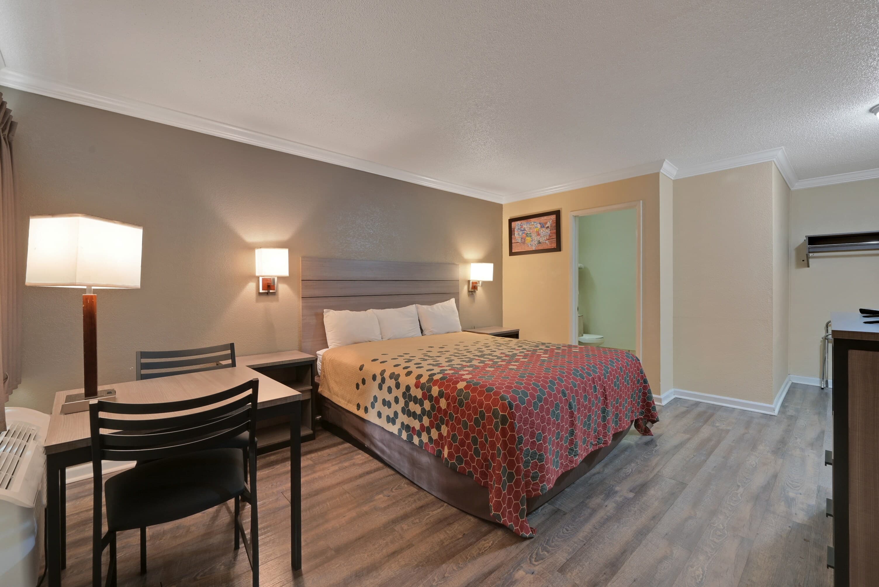 Econo Lodge Woodland near I-5 - Image 1