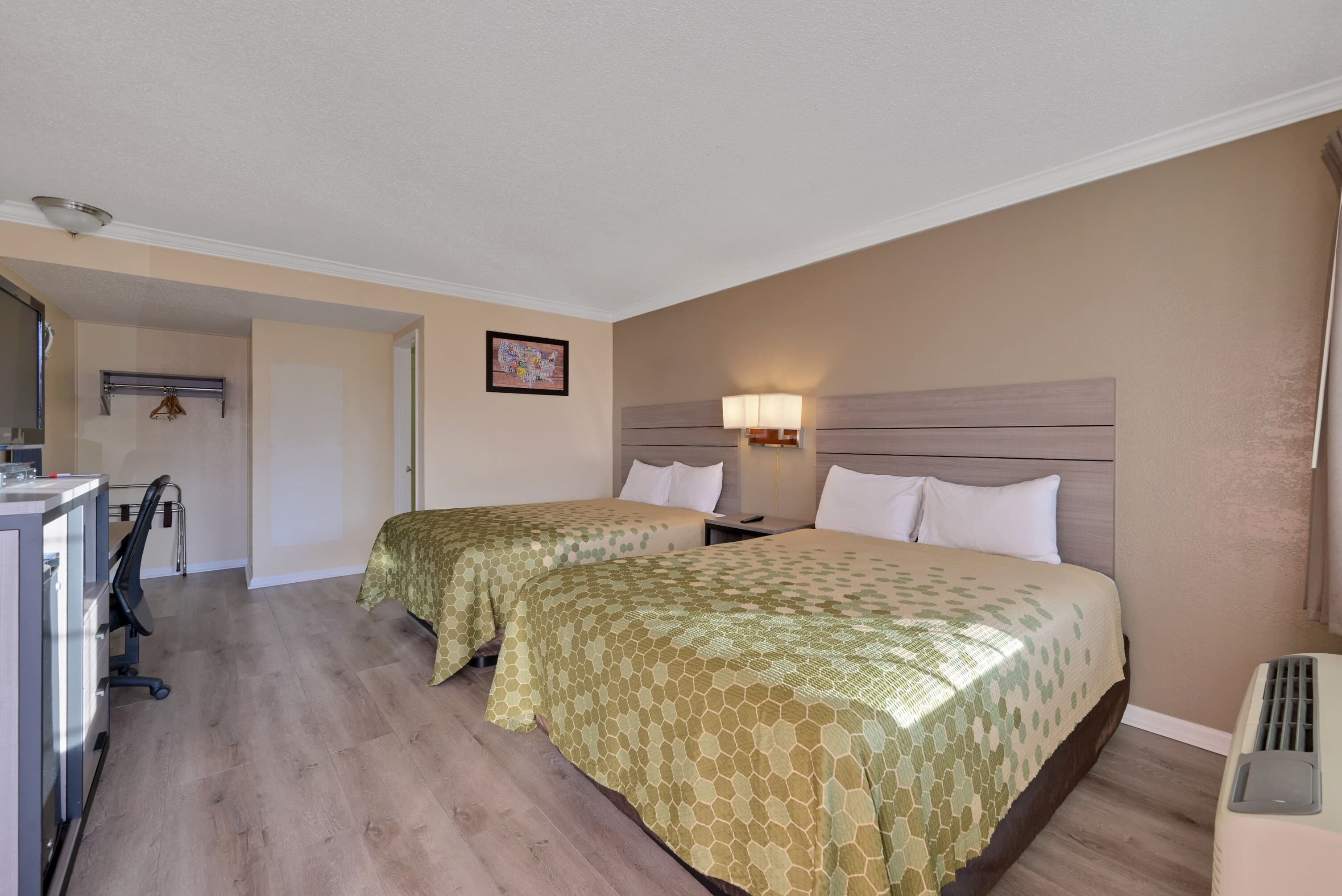 Econo Lodge Woodland near I-5 — 43