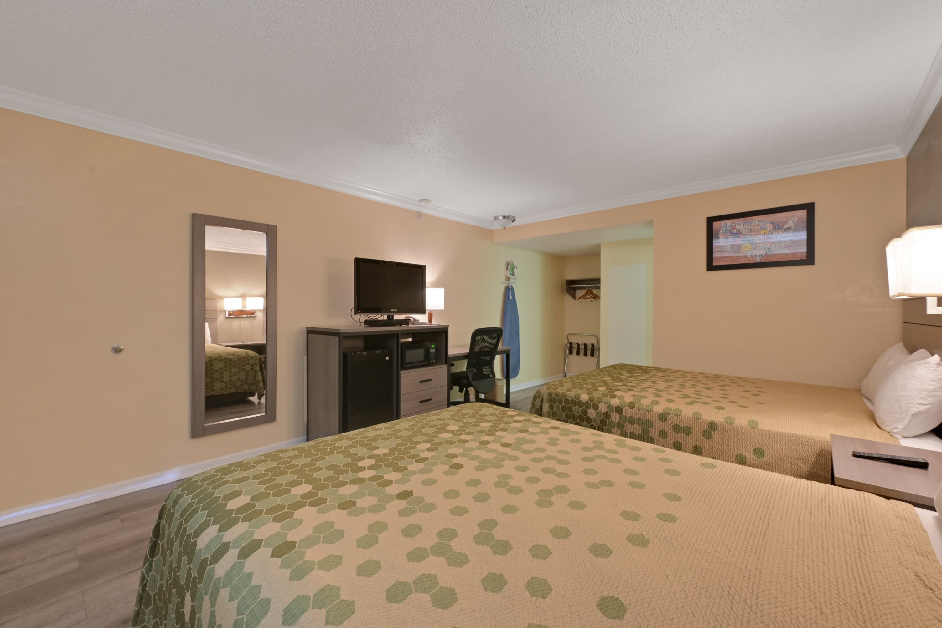 Econo Lodge Woodland near I-5 — 45