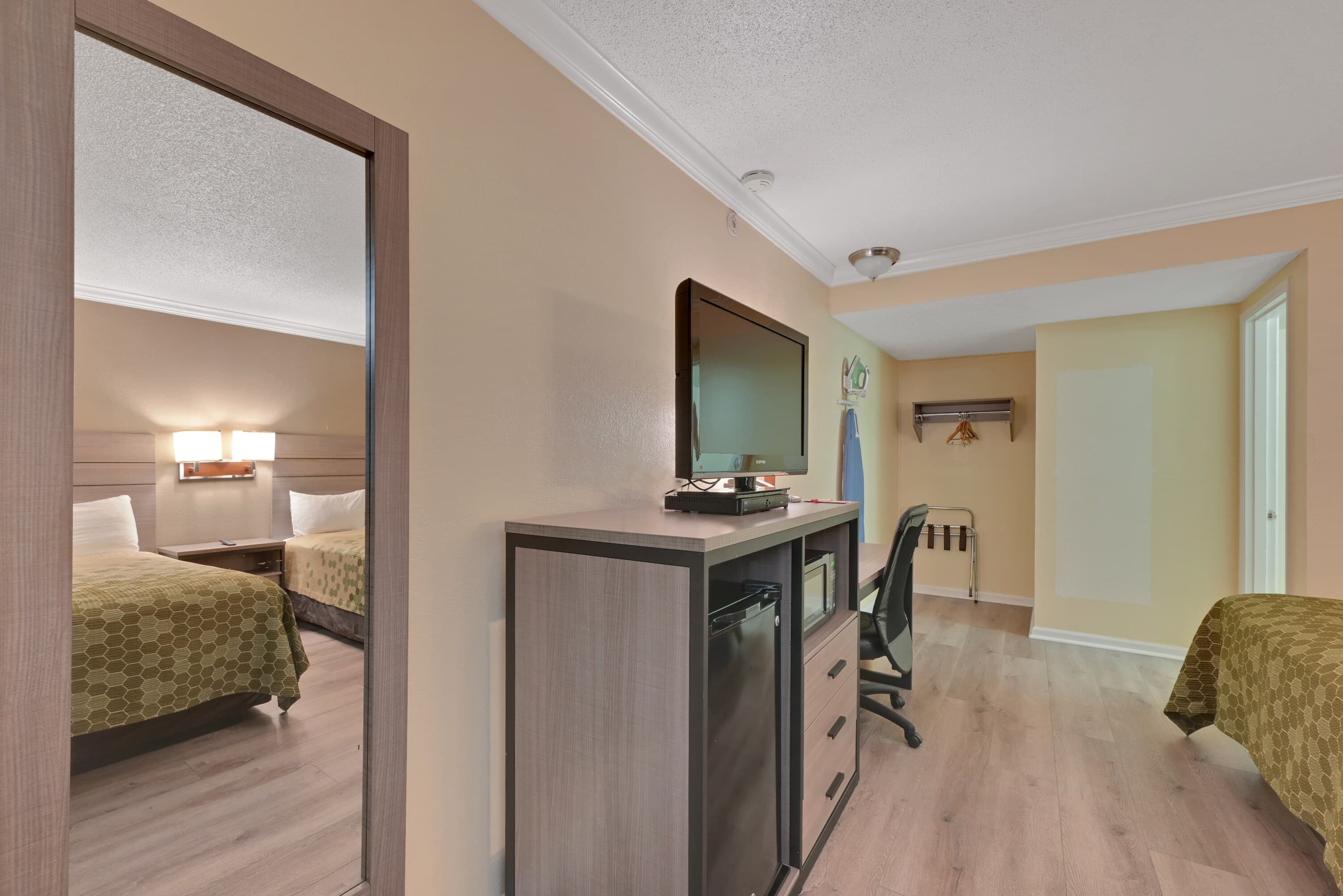 Econo Lodge Woodland near I-5 — 48