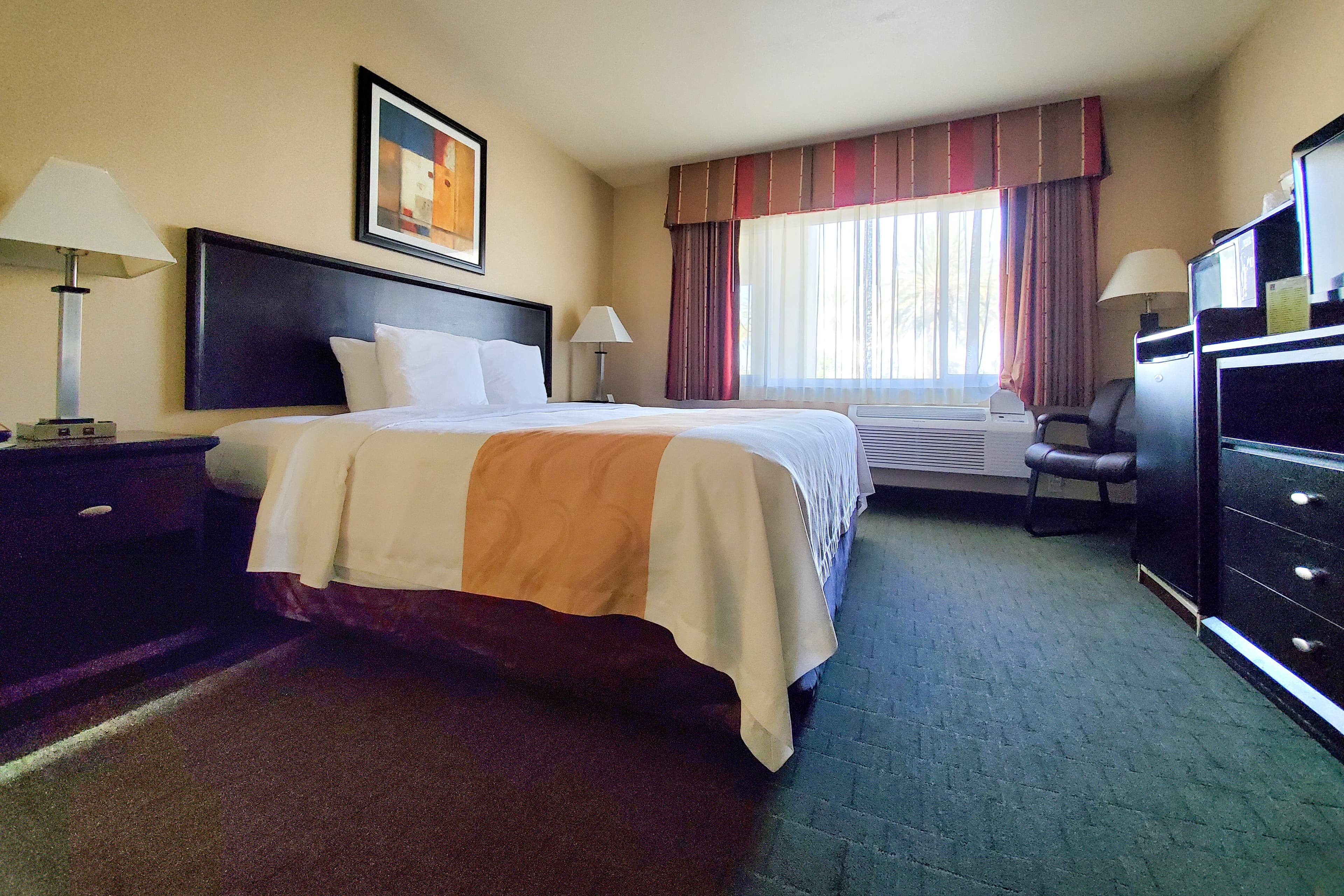 Quality Inn & Suites Anaheim at the Park - Image 2