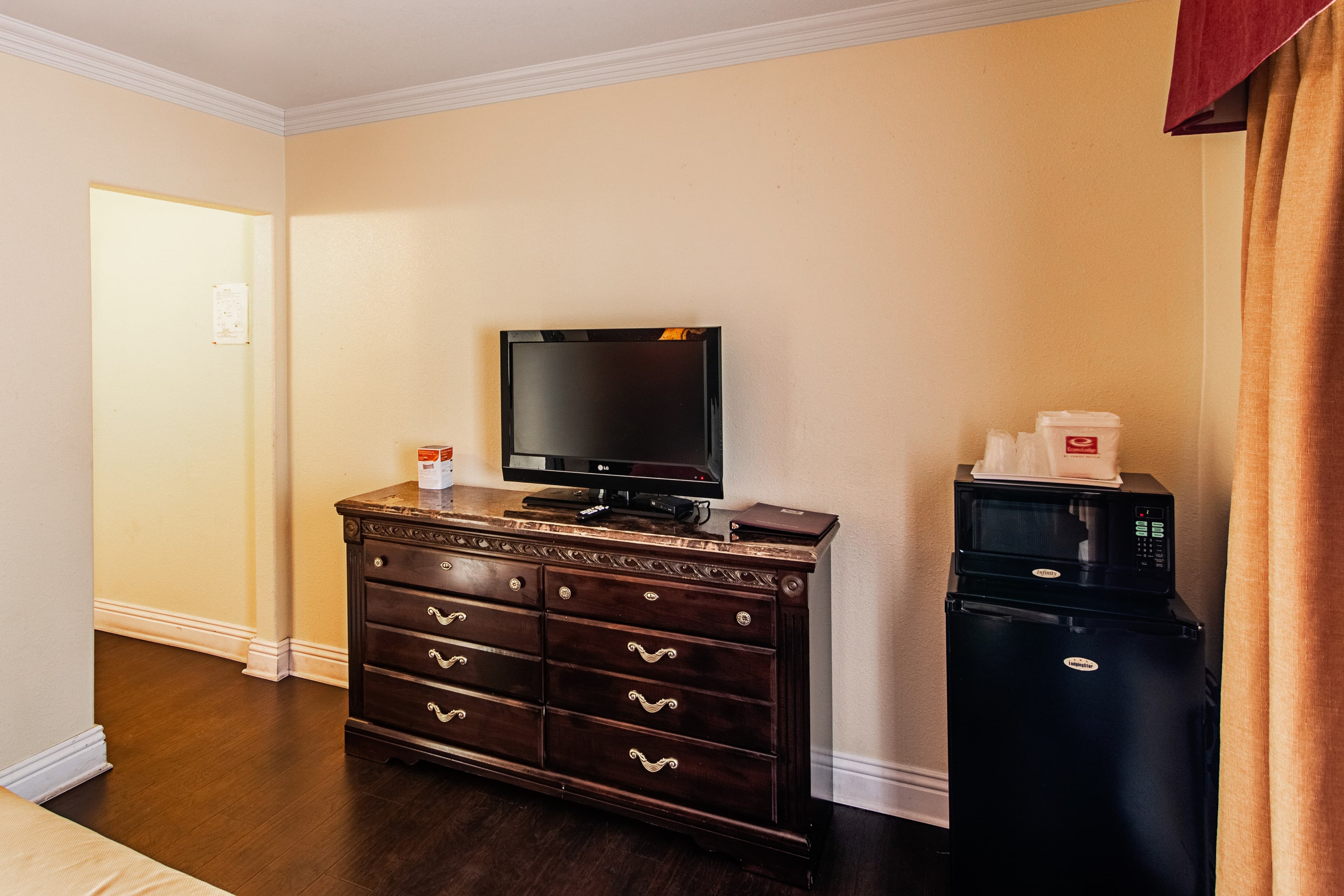 Econo Lodge Long Beach I-405 — 8