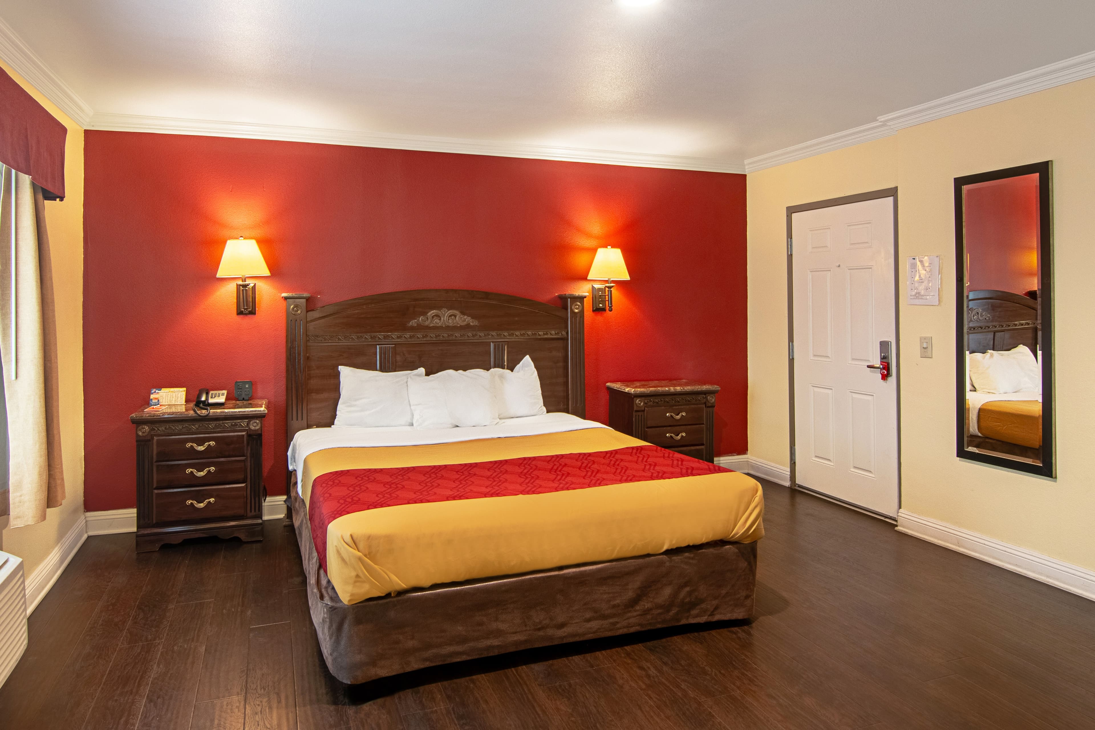 Econo Lodge Long Beach I-405 - Image 3