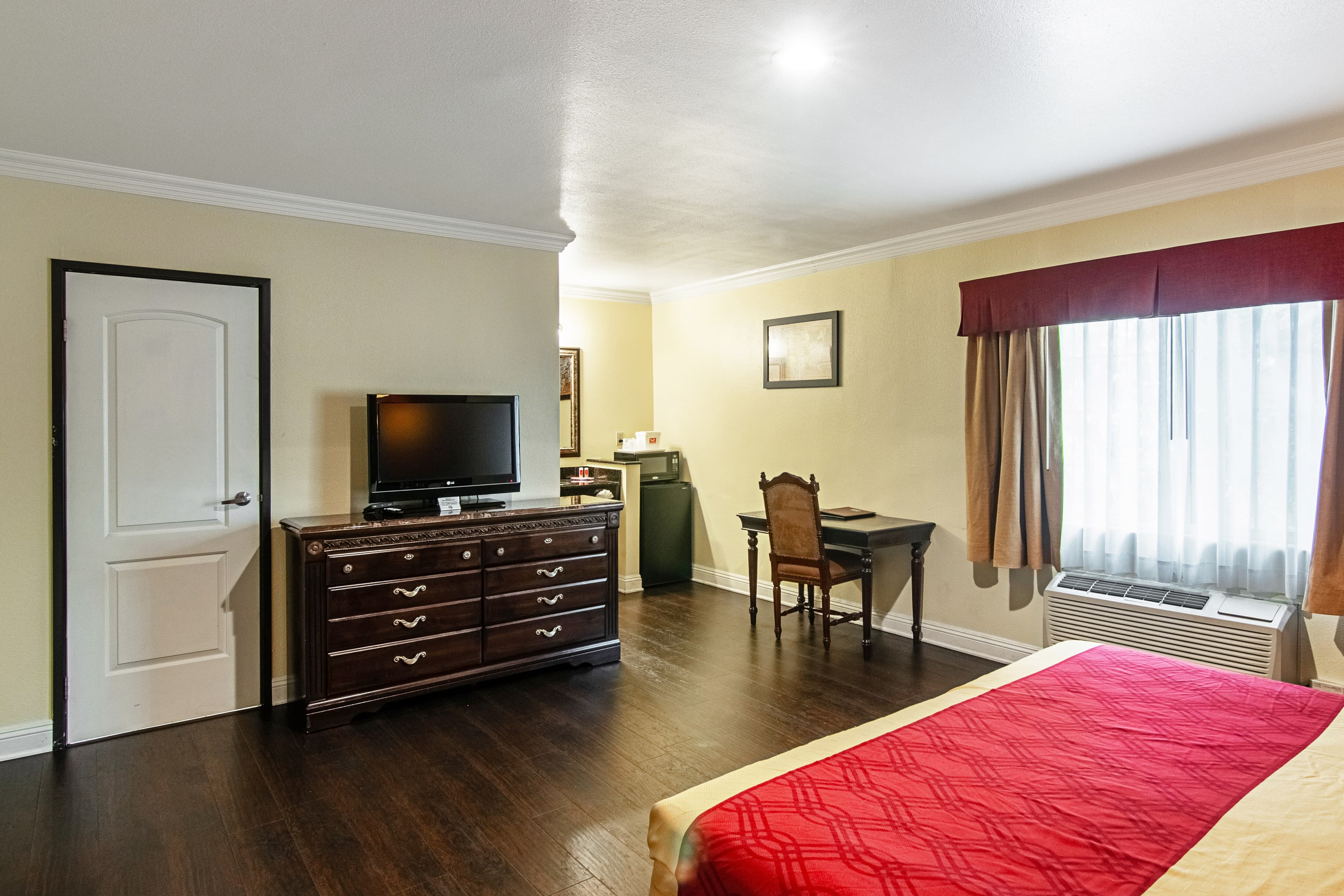 Econo Lodge Long Beach I-405 - Image 4