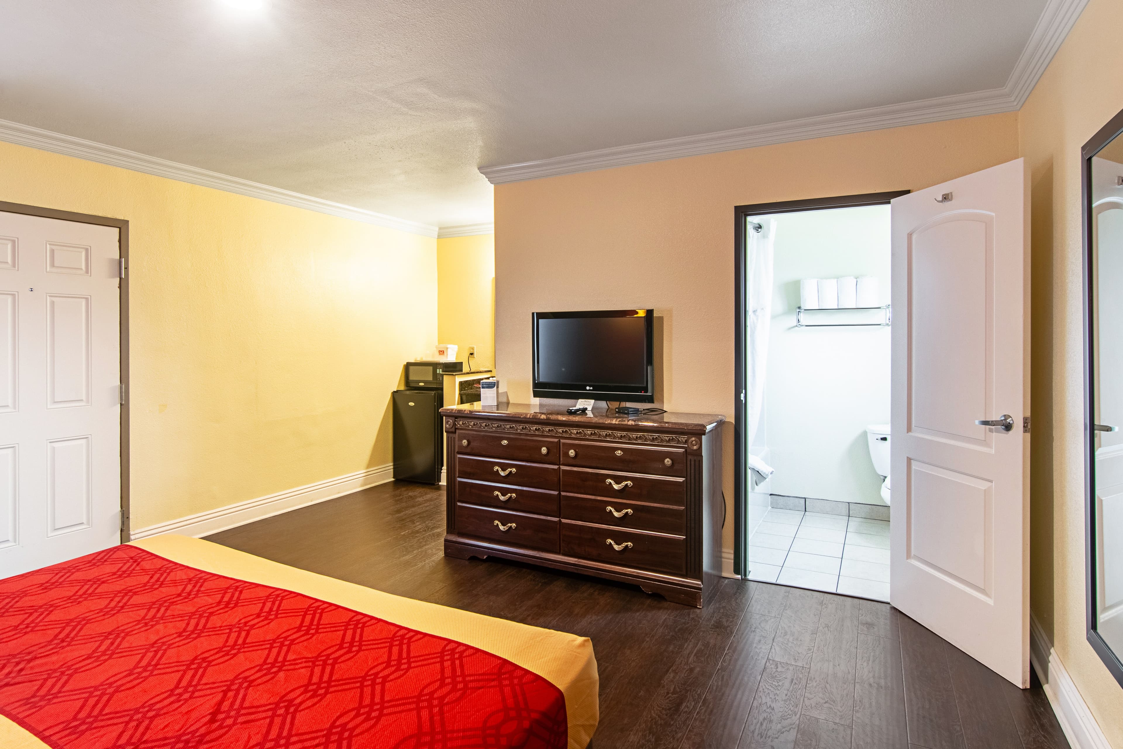 Econo Lodge Long Beach I-405 — 18