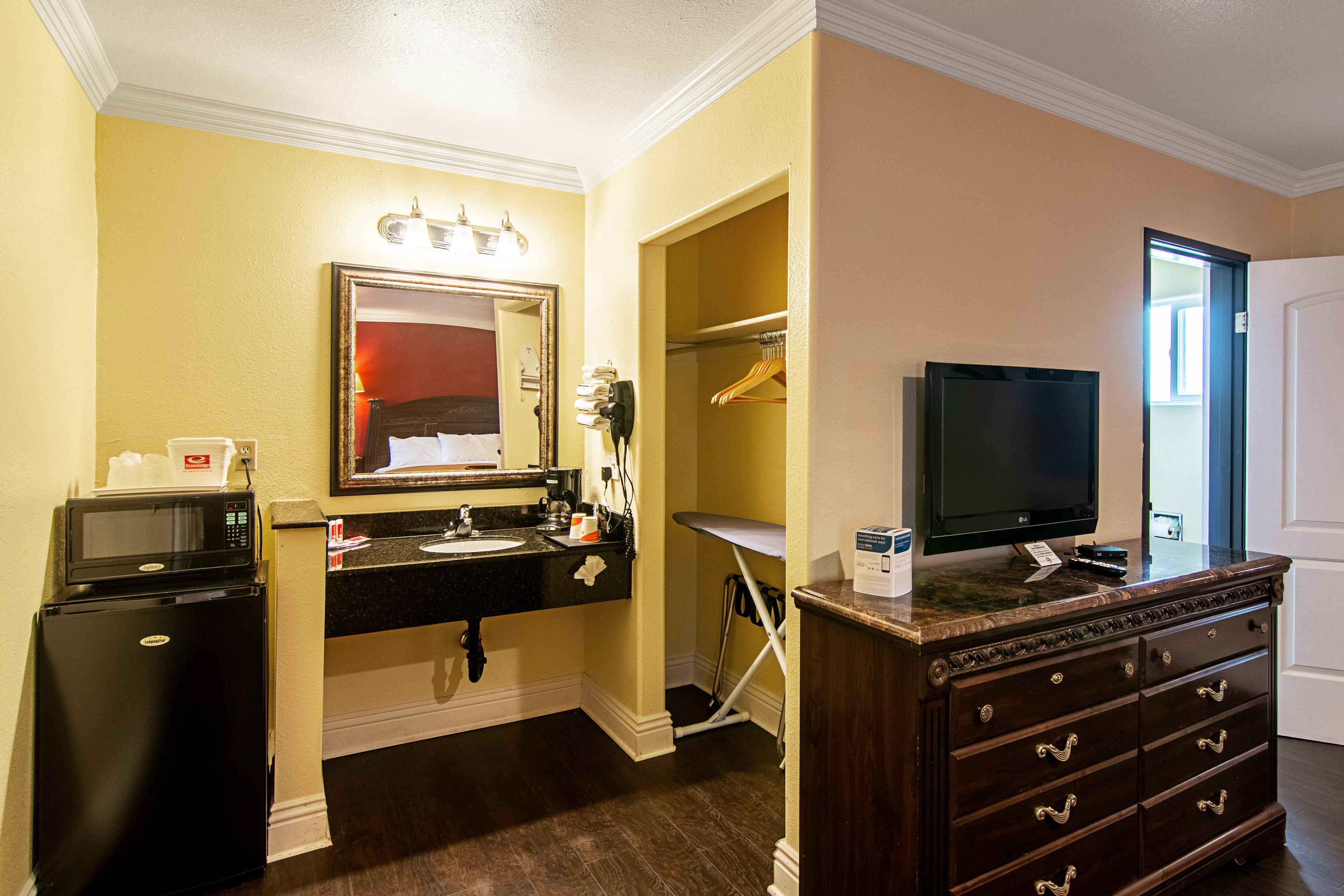 Econo Lodge Long Beach I-405 — 19