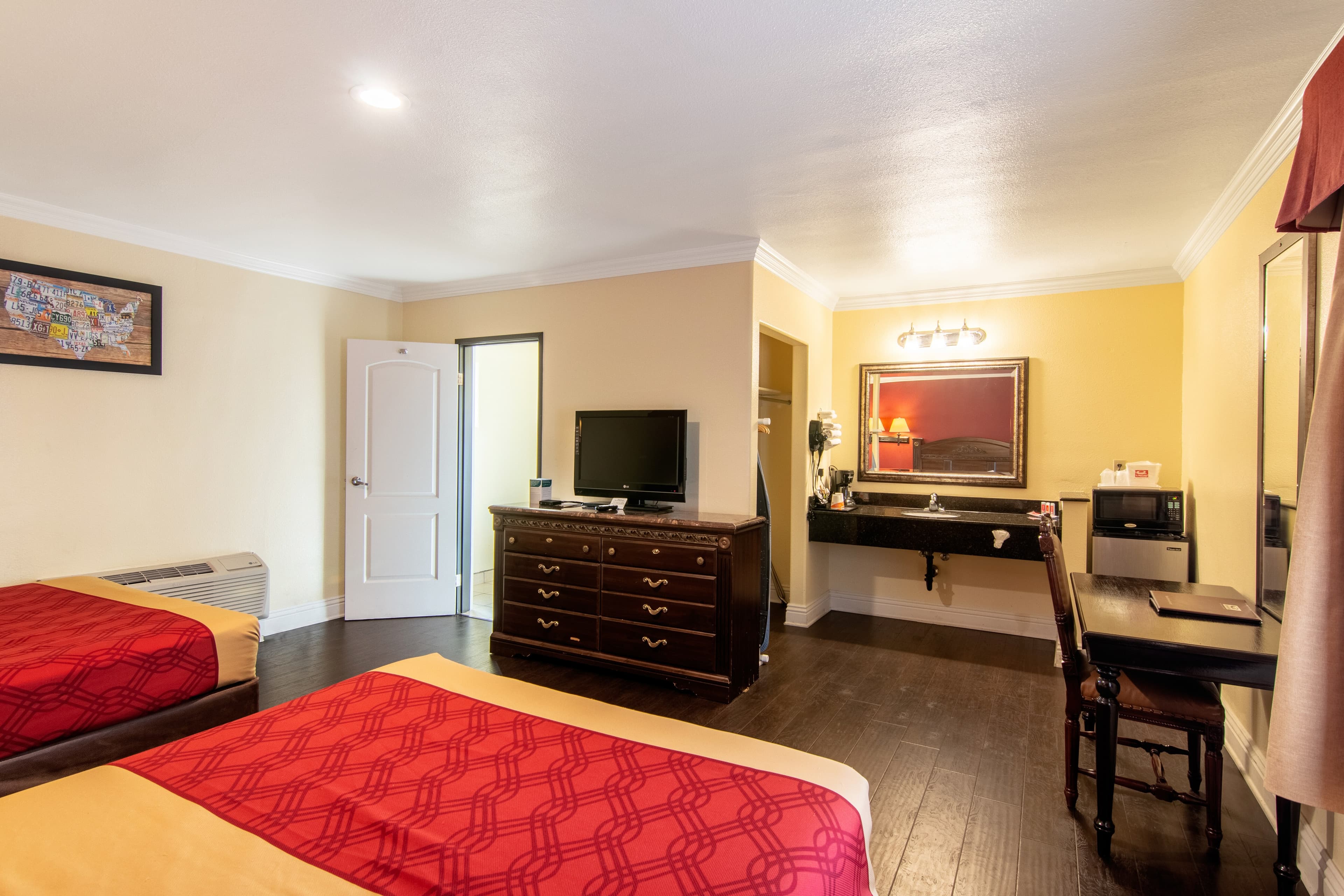 Econo Lodge Long Beach I-405 — 22