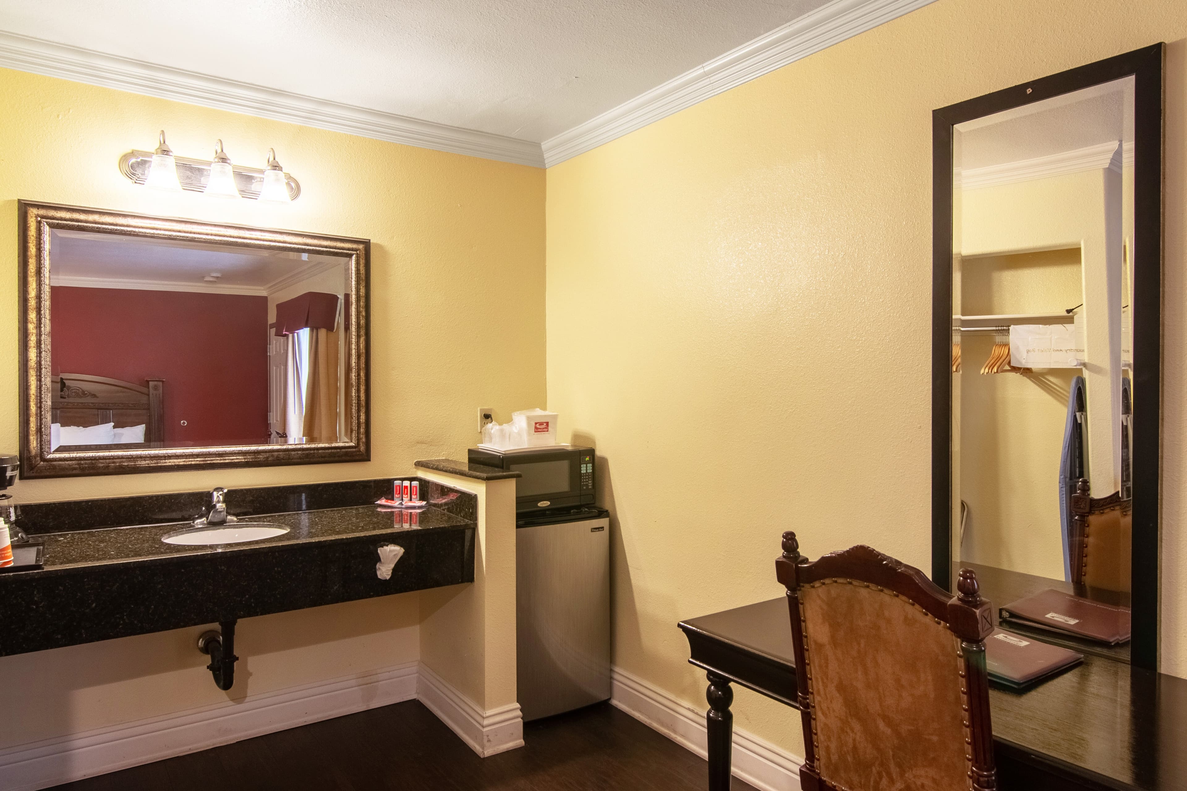 Econo Lodge Long Beach I-405 — 23