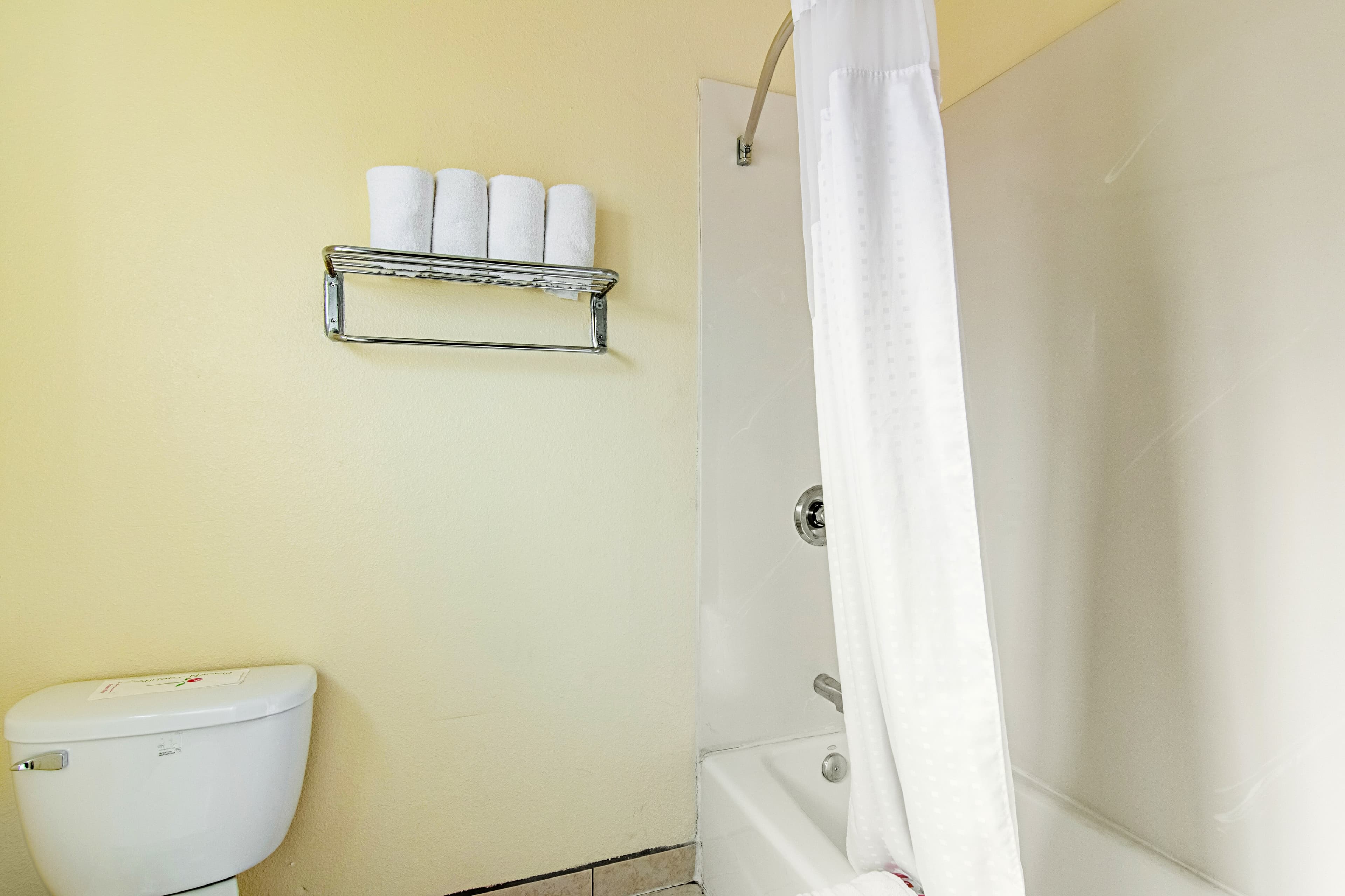Econo Lodge Long Beach I-405 — 24