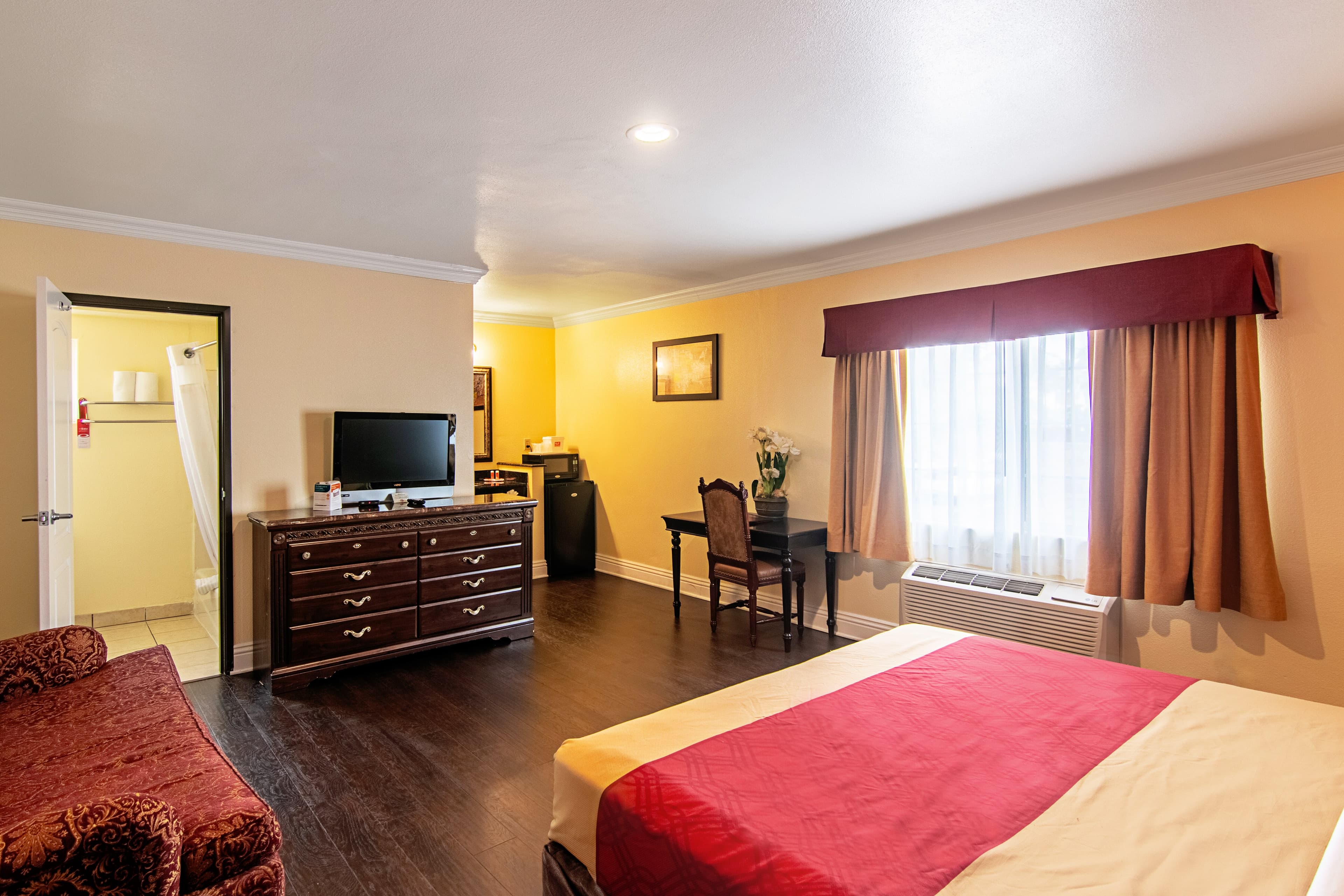 Econo Lodge Long Beach I-405 — 27