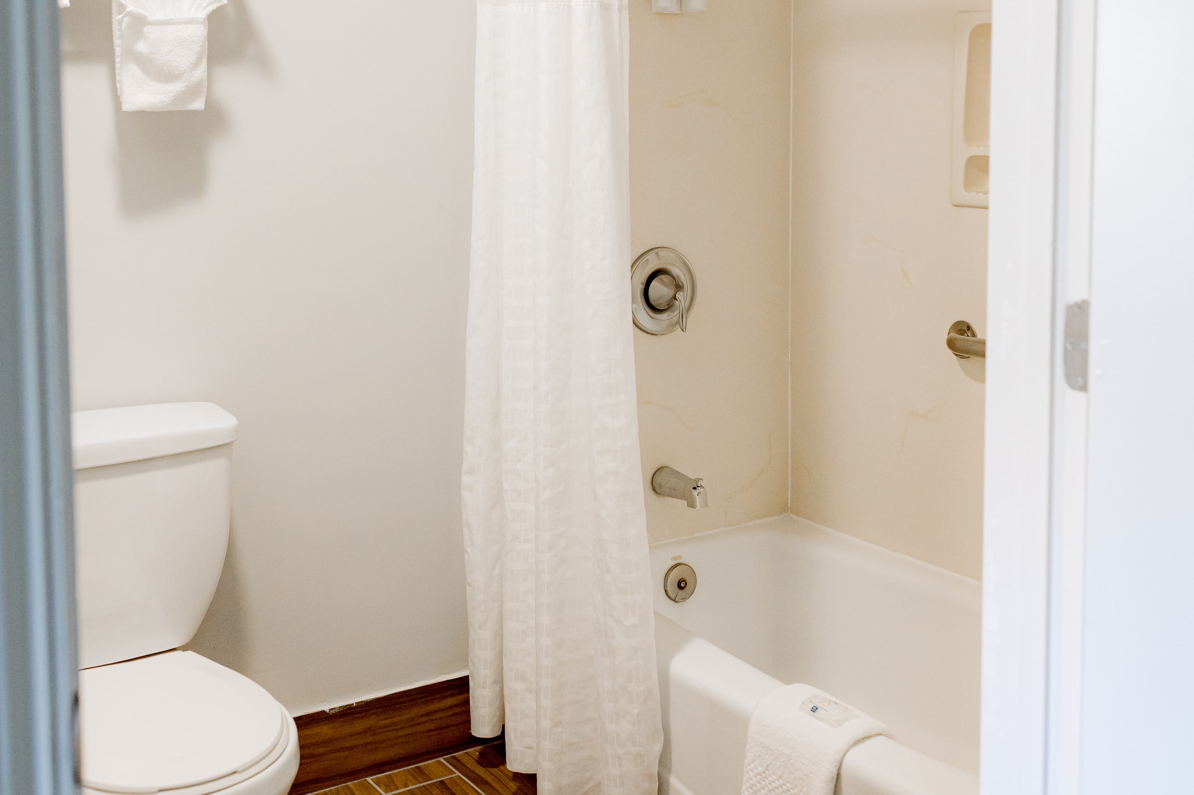 Quality Inn & Suites Lathrop - Image 4