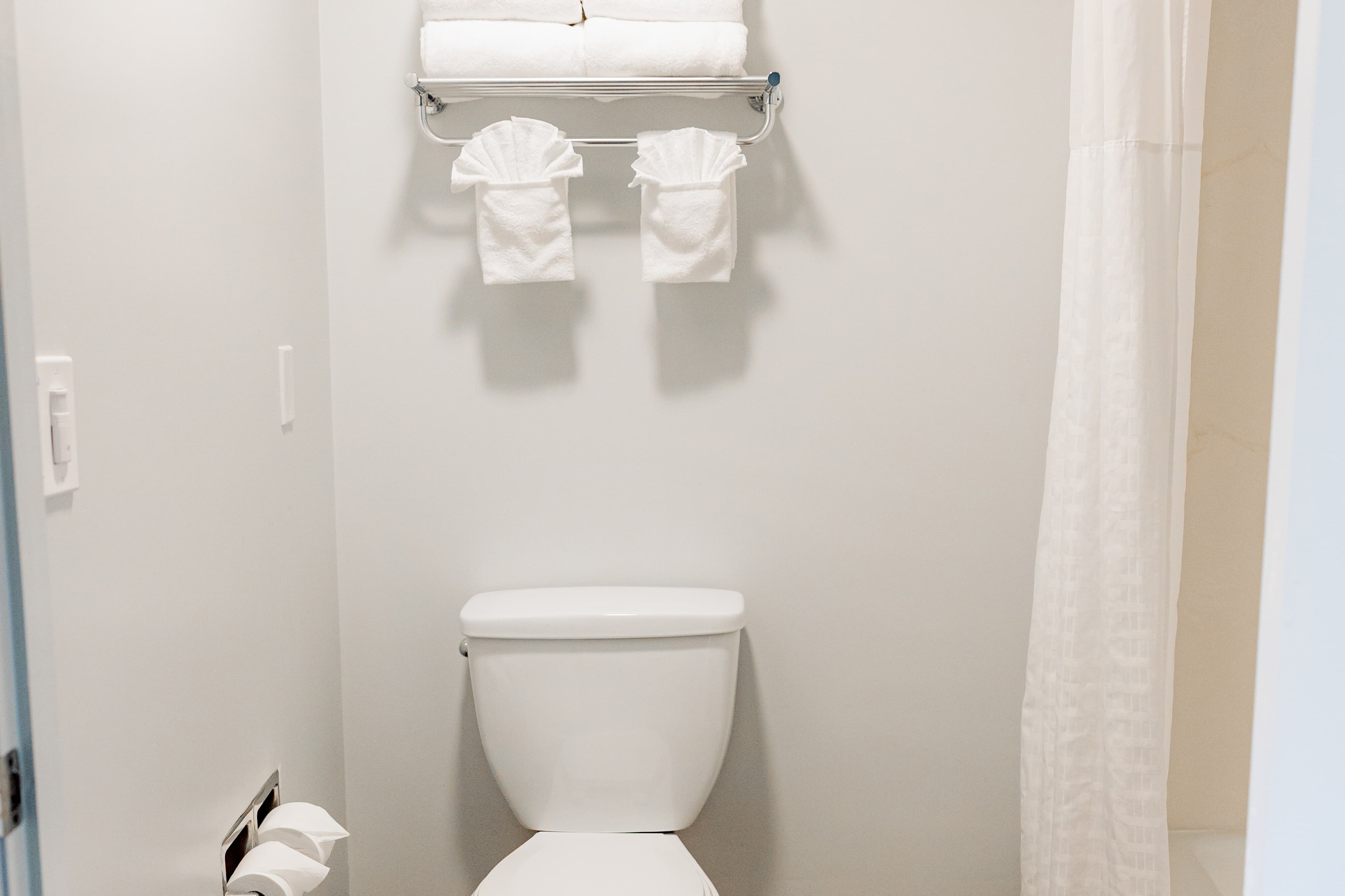 Quality Inn & Suites Lathrop - Image 5