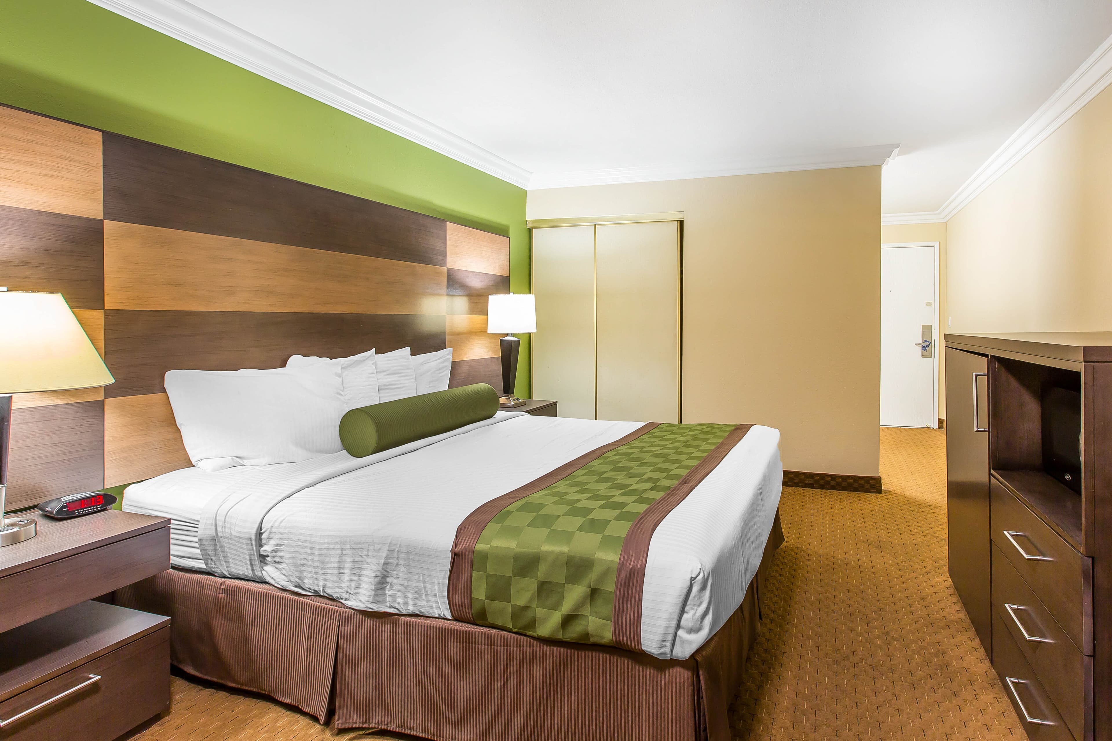 Rodeway Inn & Suites Canyon Lake-Menifee West — 10