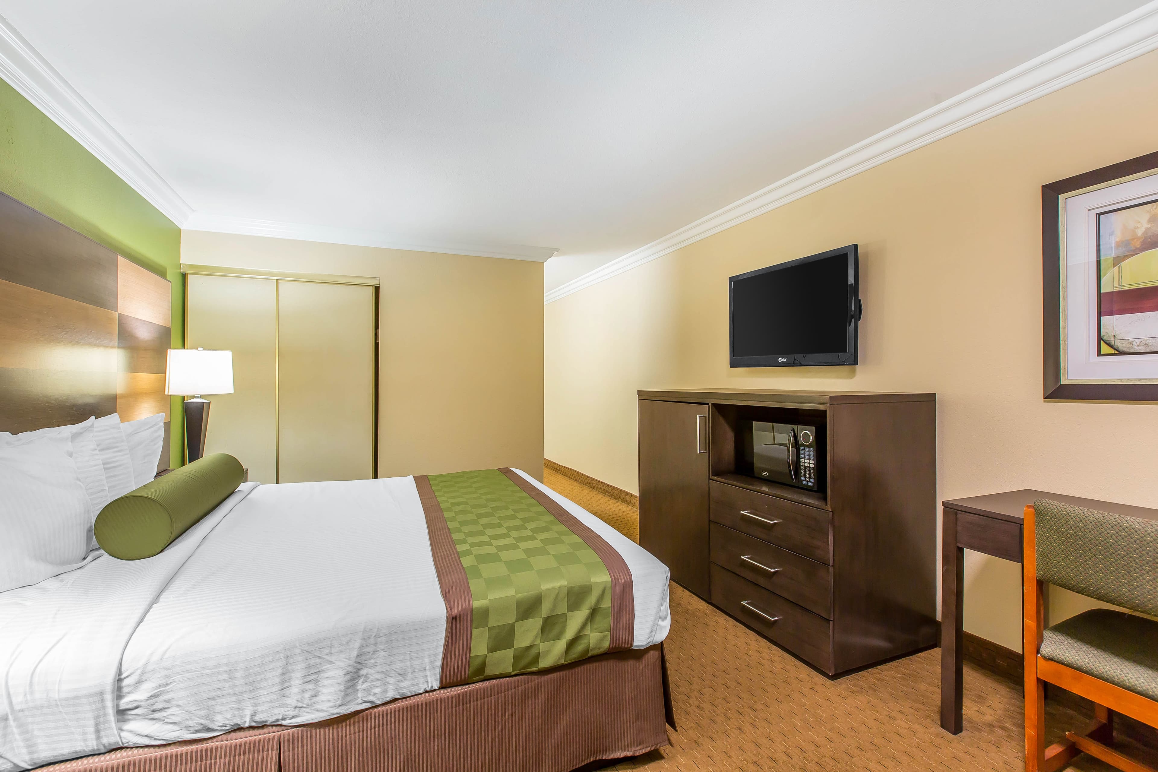 Rodeway Inn & Suites Canyon Lake-Menifee West — 11