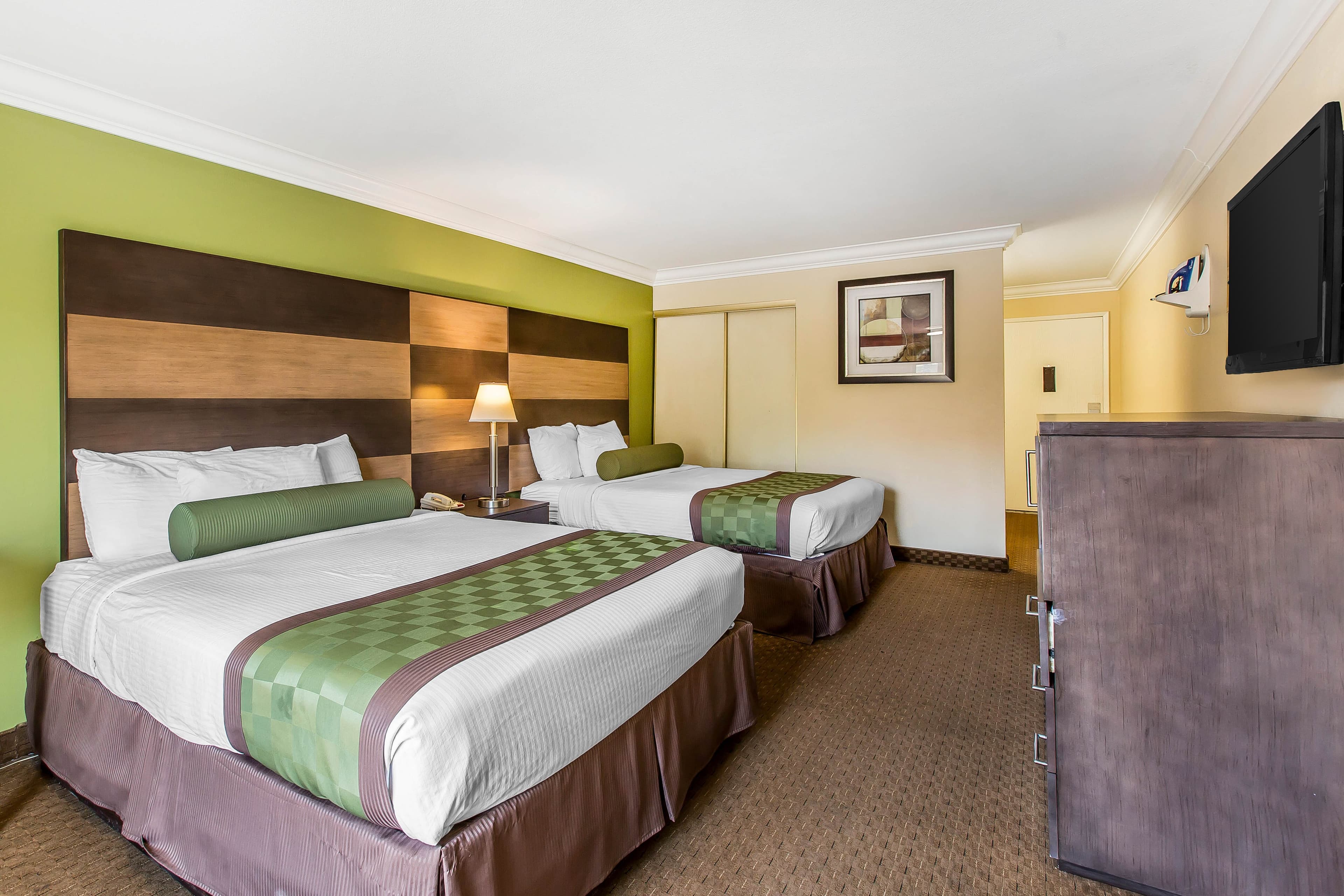 Rodeway Inn & Suites Canyon Lake-Menifee West - Image 4