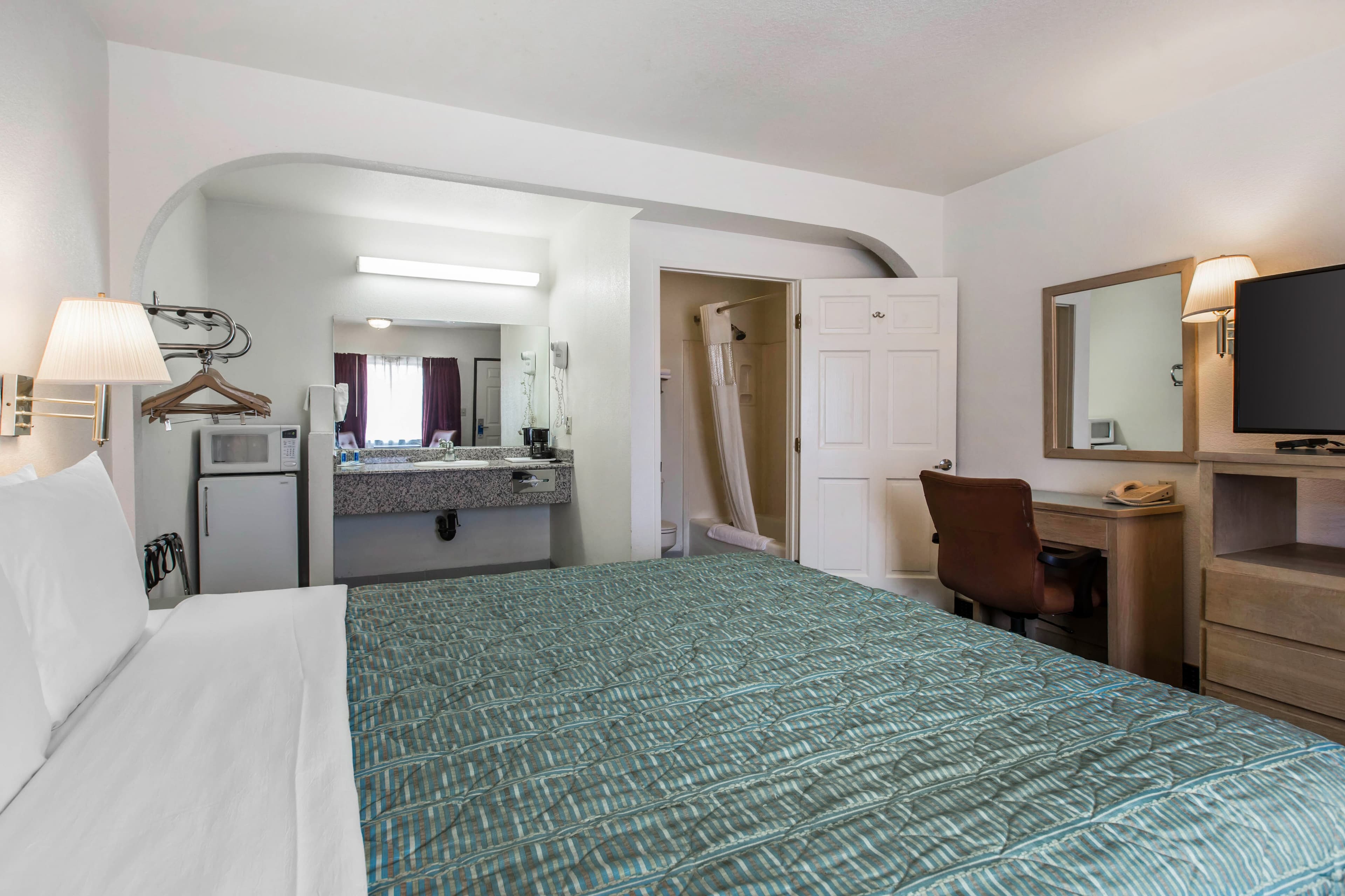 Rodeway Inn Beaumont 1-10 — 7