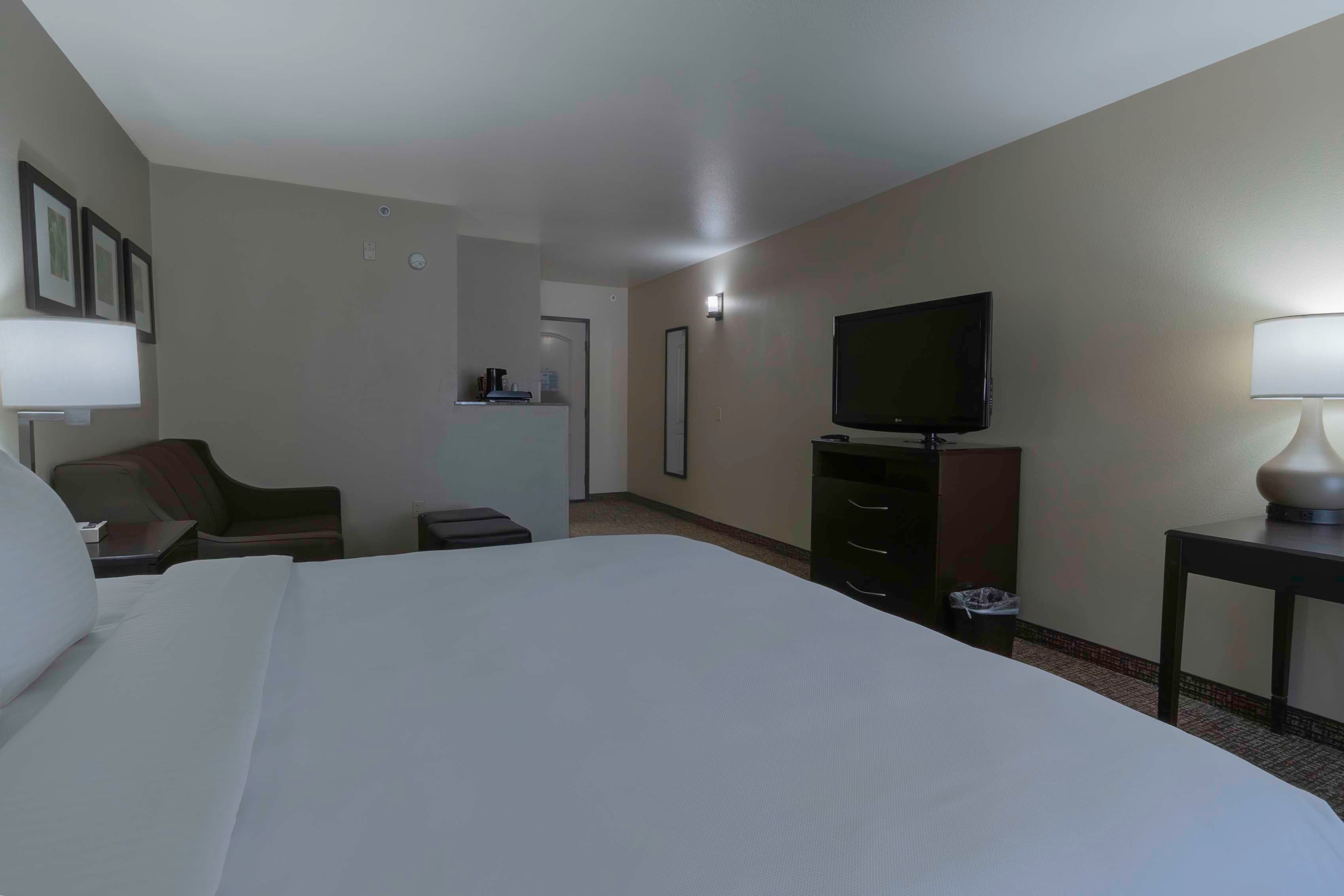 Comfort Inn & Suites San Bernardino — 16
