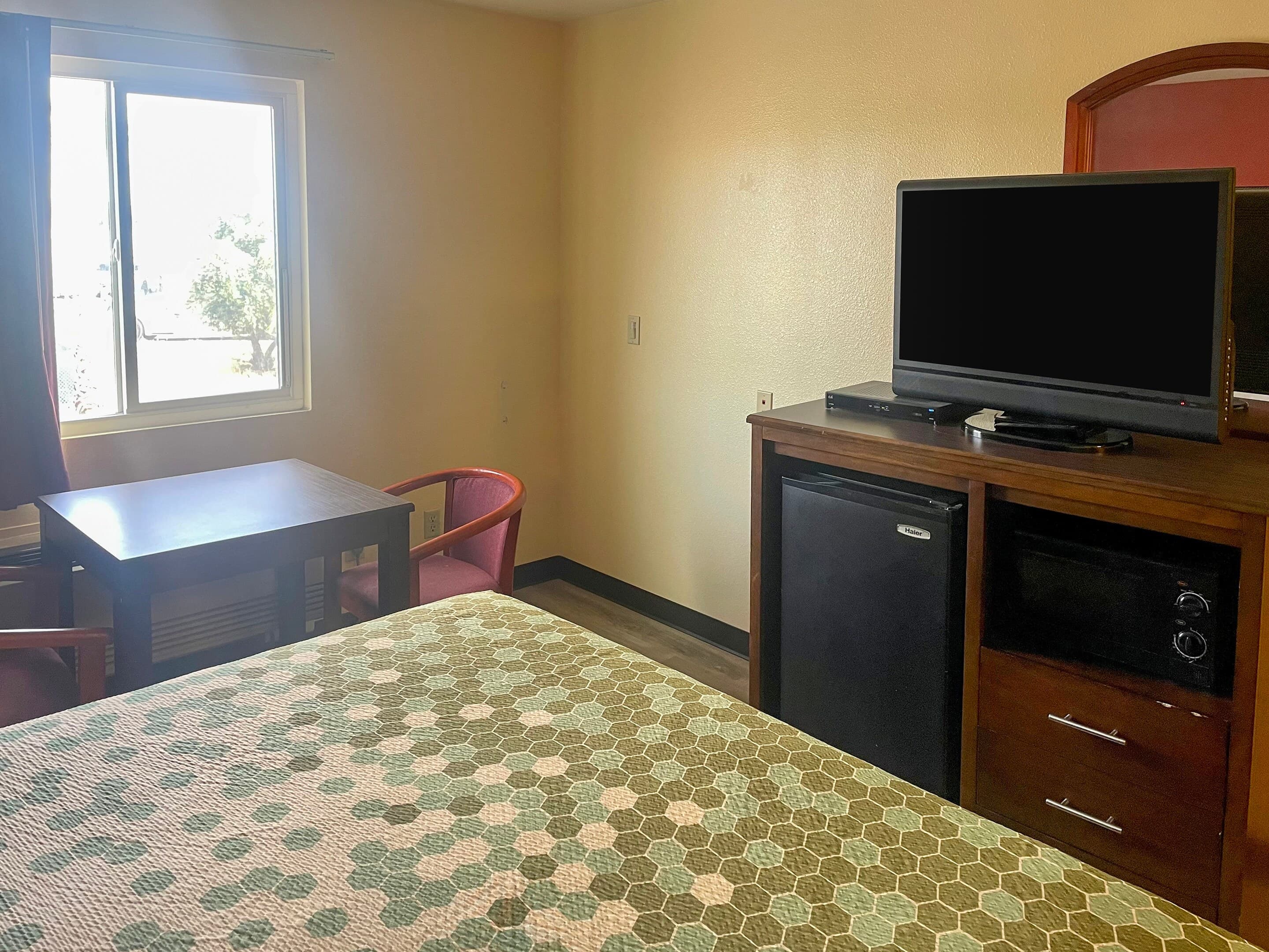 Econo Lodge Inn & Suites Corning Travel Center - Image 3
