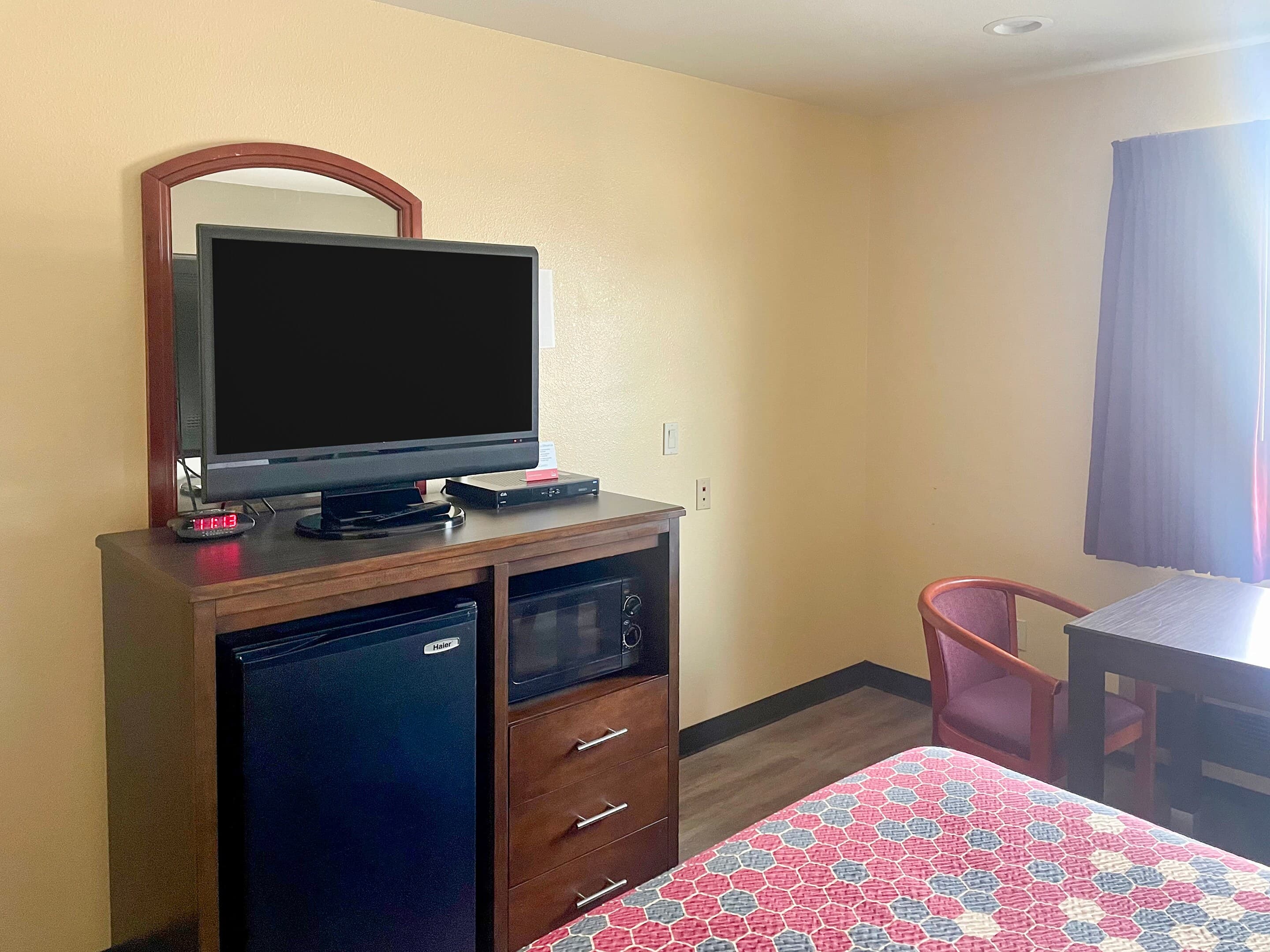 Econo Lodge Inn & Suites Corning Travel Center - Image 5