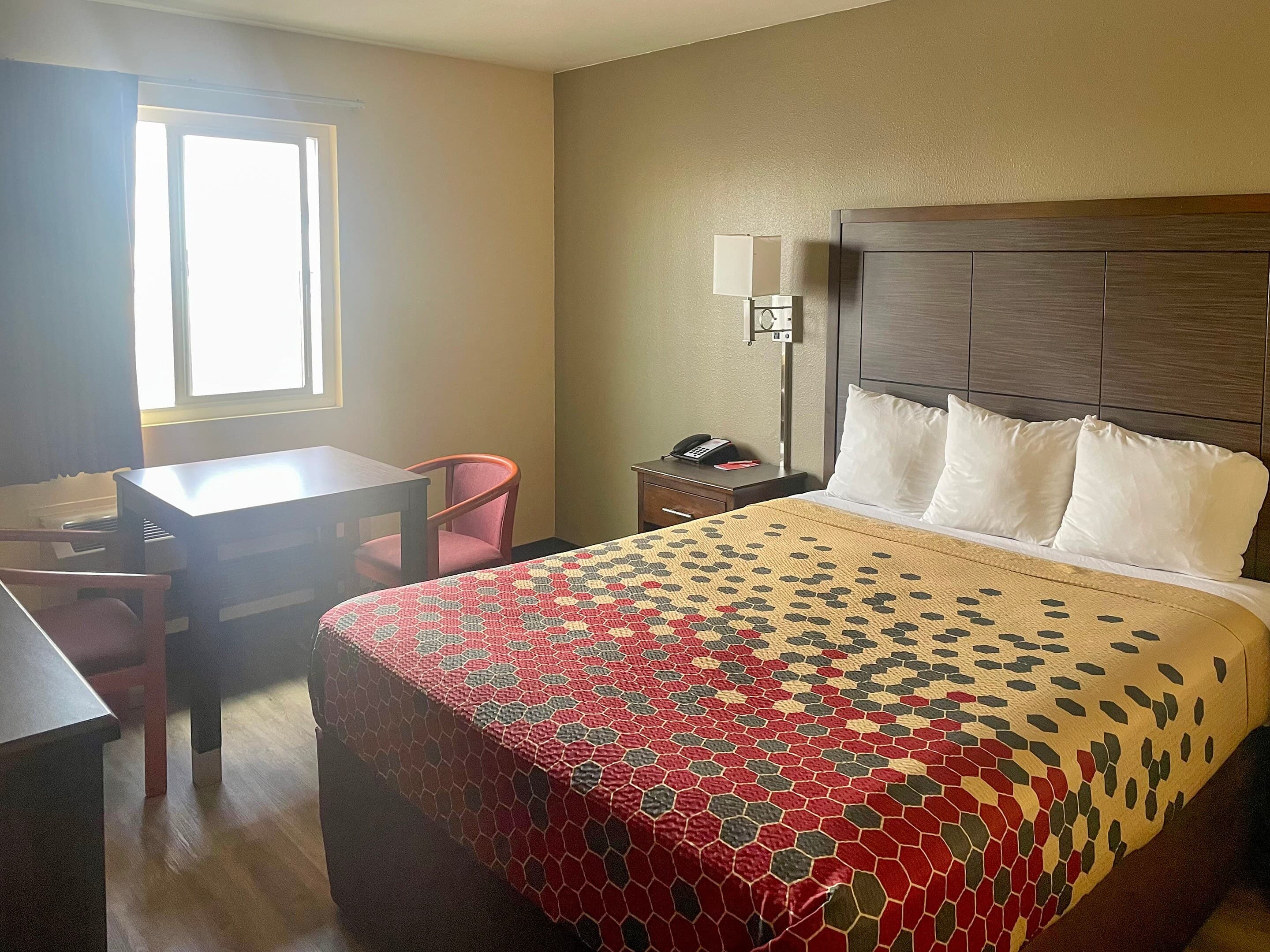 Econo Lodge Inn & Suites Corning Travel Center - Image 4