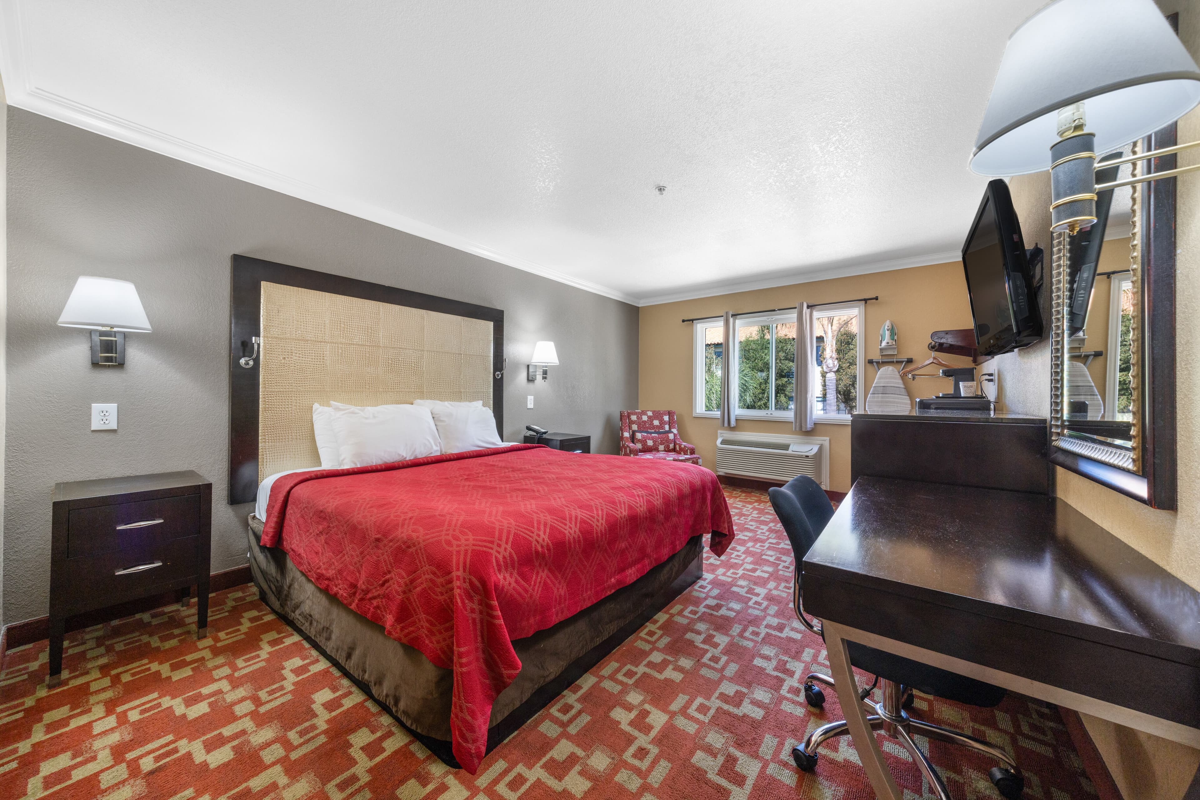 Econo Lodge Inn & Suites Fallbrook Downtown - Image 3