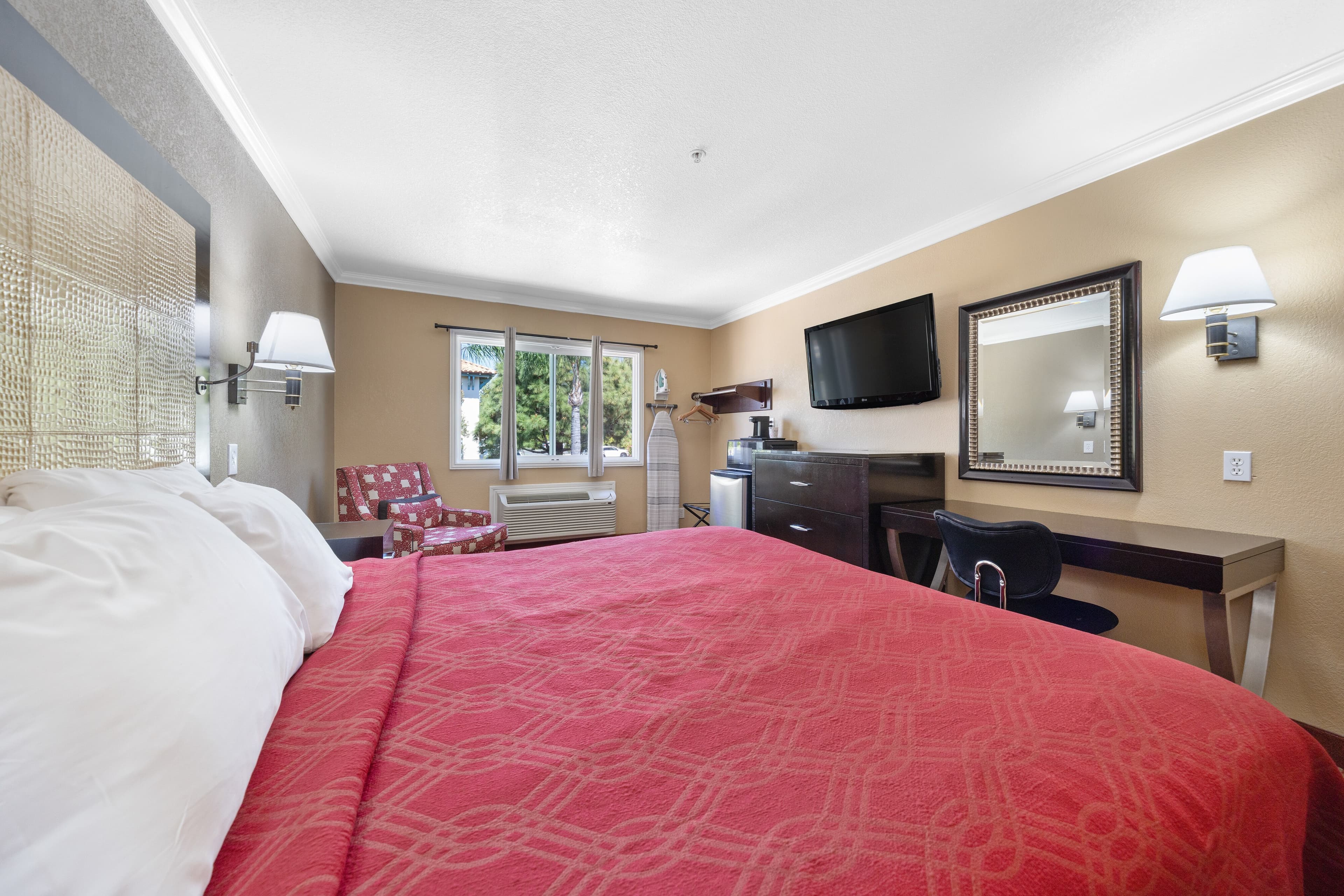 Econo Lodge Inn & Suites Fallbrook Downtown - Image 4