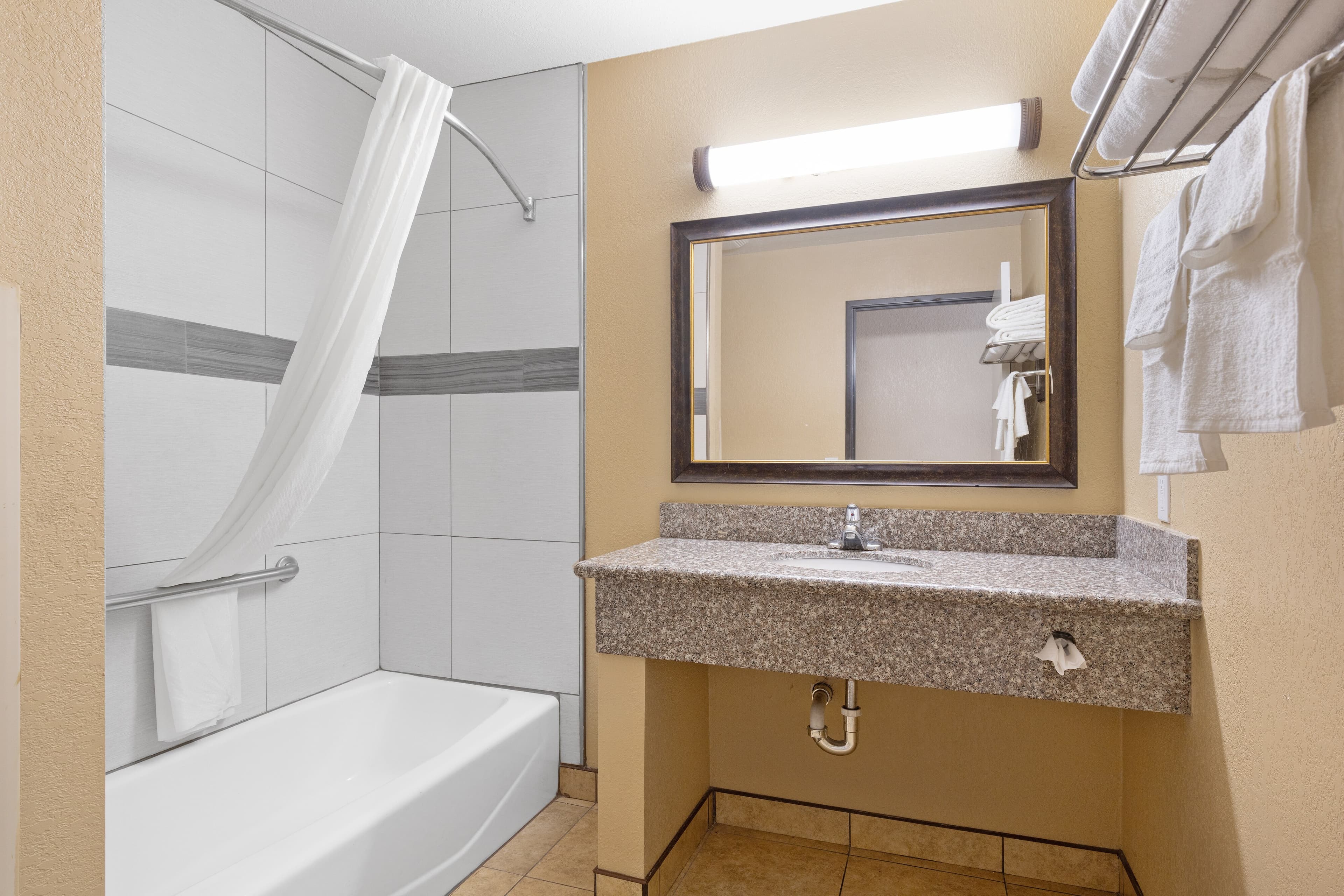 Econo Lodge Inn & Suites Fallbrook Downtown — 11