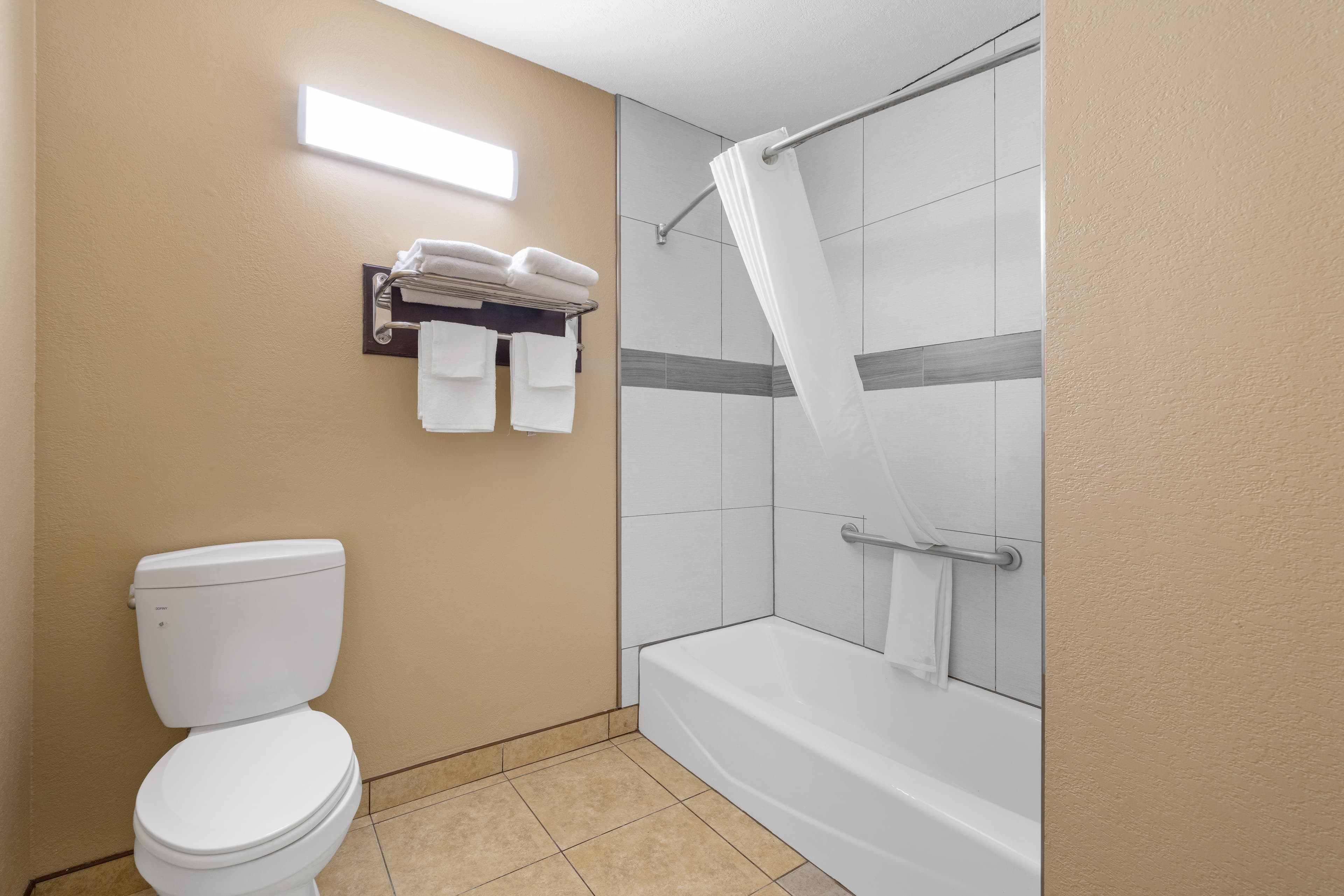 Econo Lodge Inn & Suites Fallbrook Downtown — 23