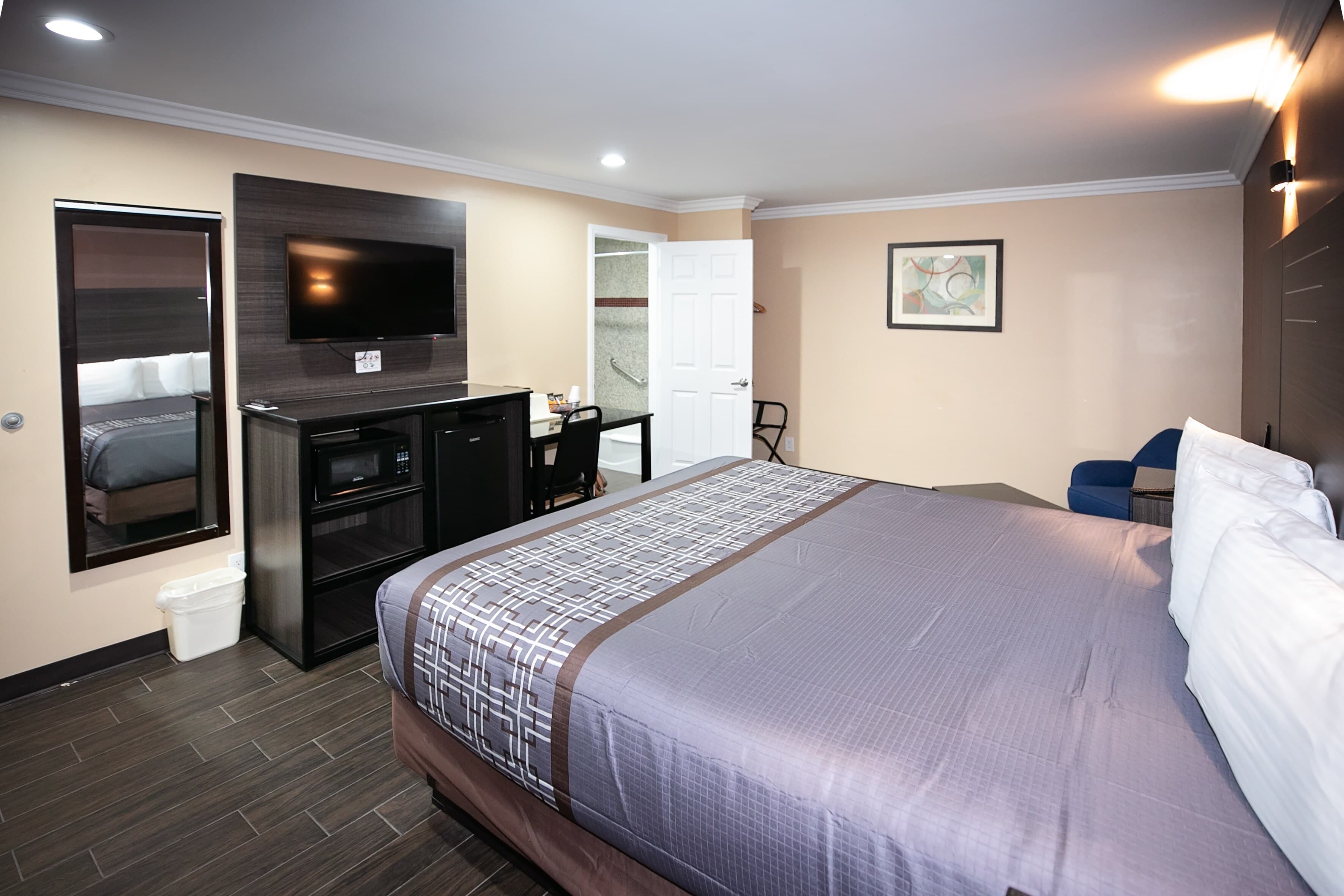 Rodeway Inn & Suites Bellflower - Image 5