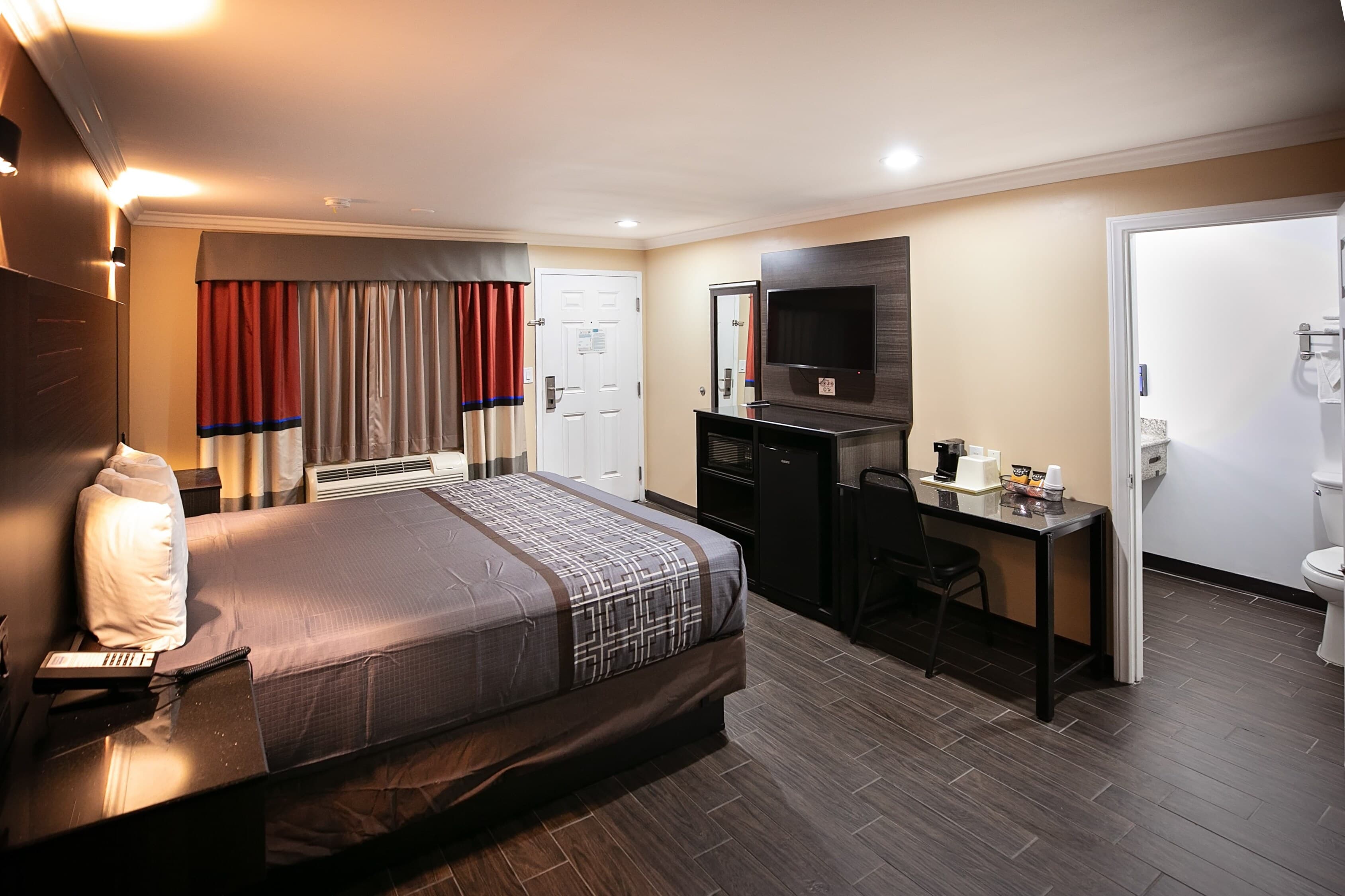 Rodeway Inn & Suites Bellflower — 6