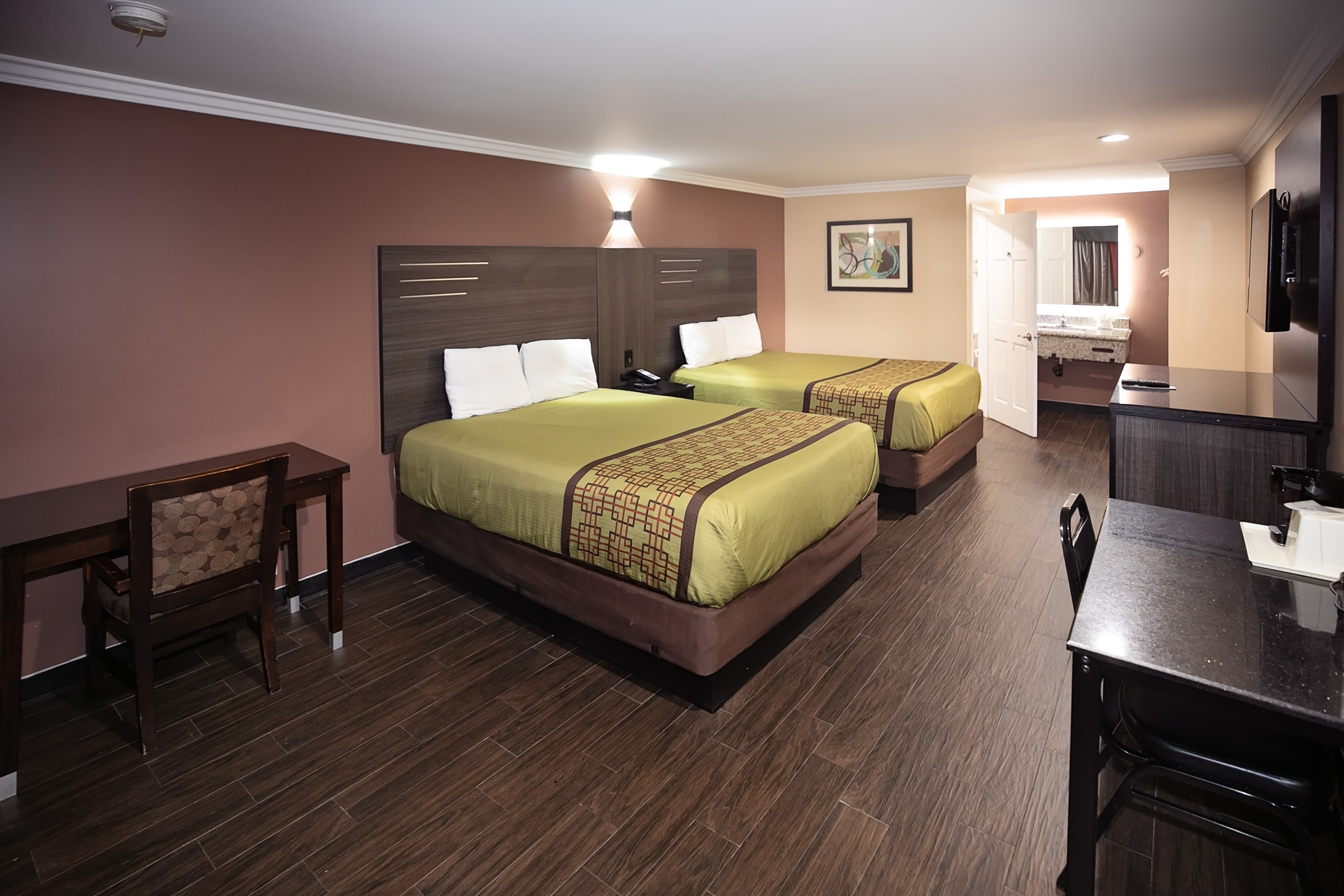 Rodeway Inn & Suites Bellflower — 11