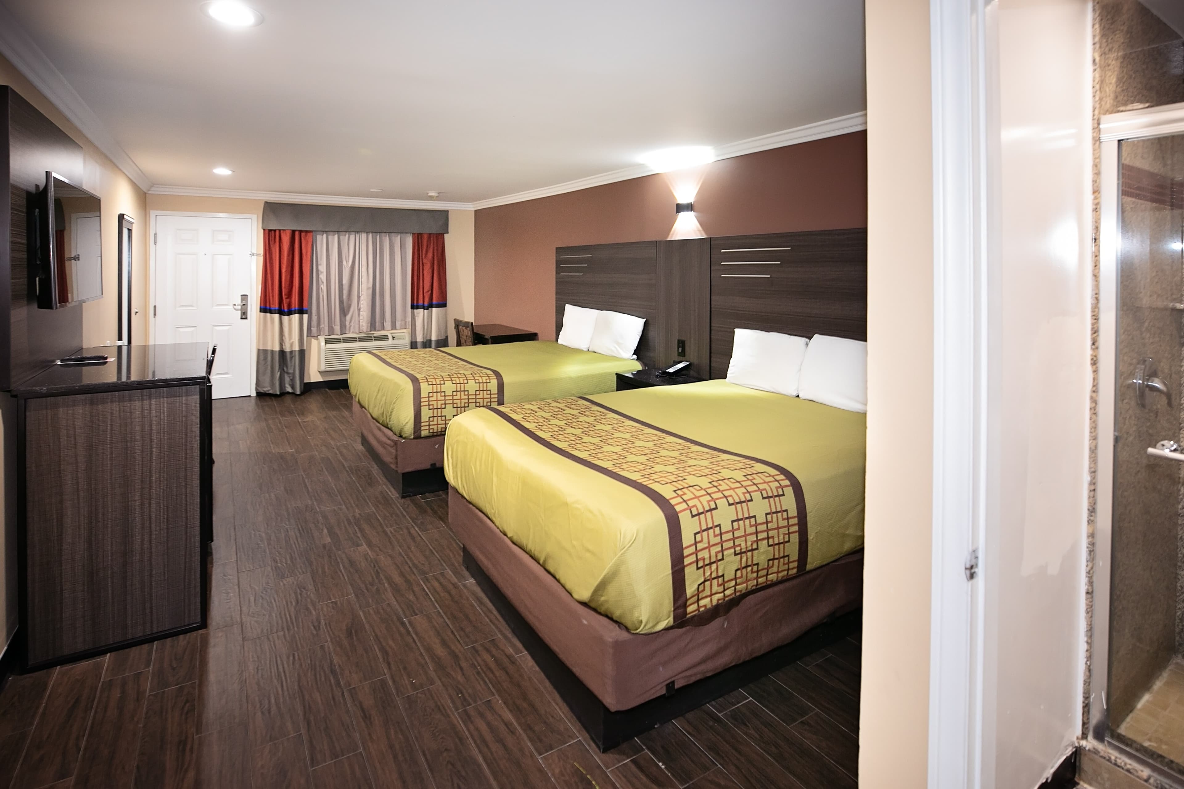 Rodeway Inn & Suites Bellflower — 12