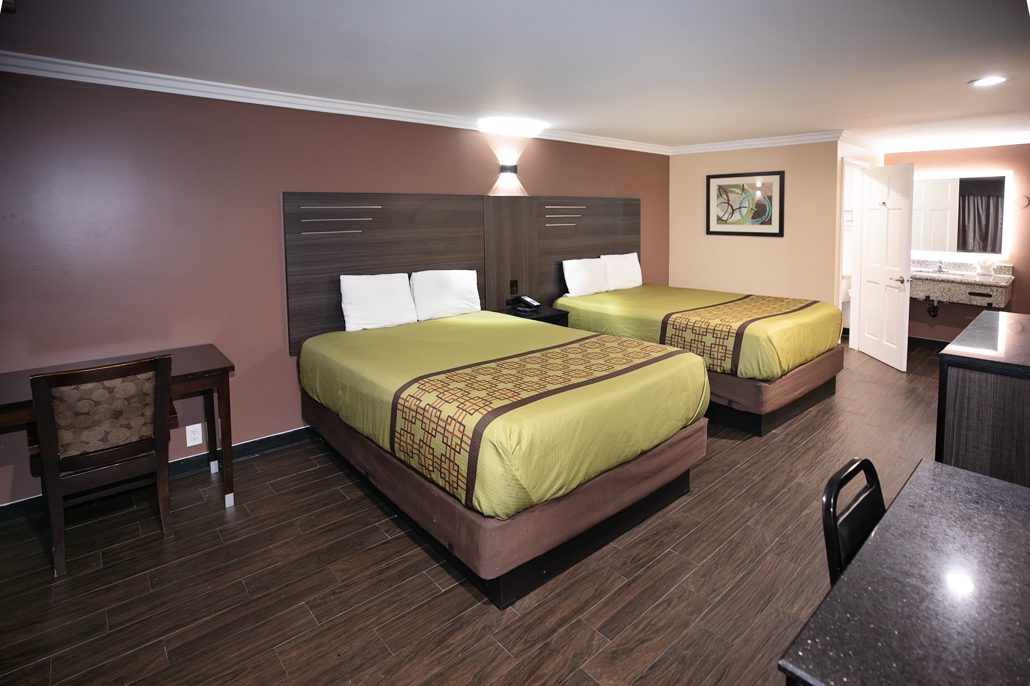 Rodeway Inn & Suites Bellflower — 14