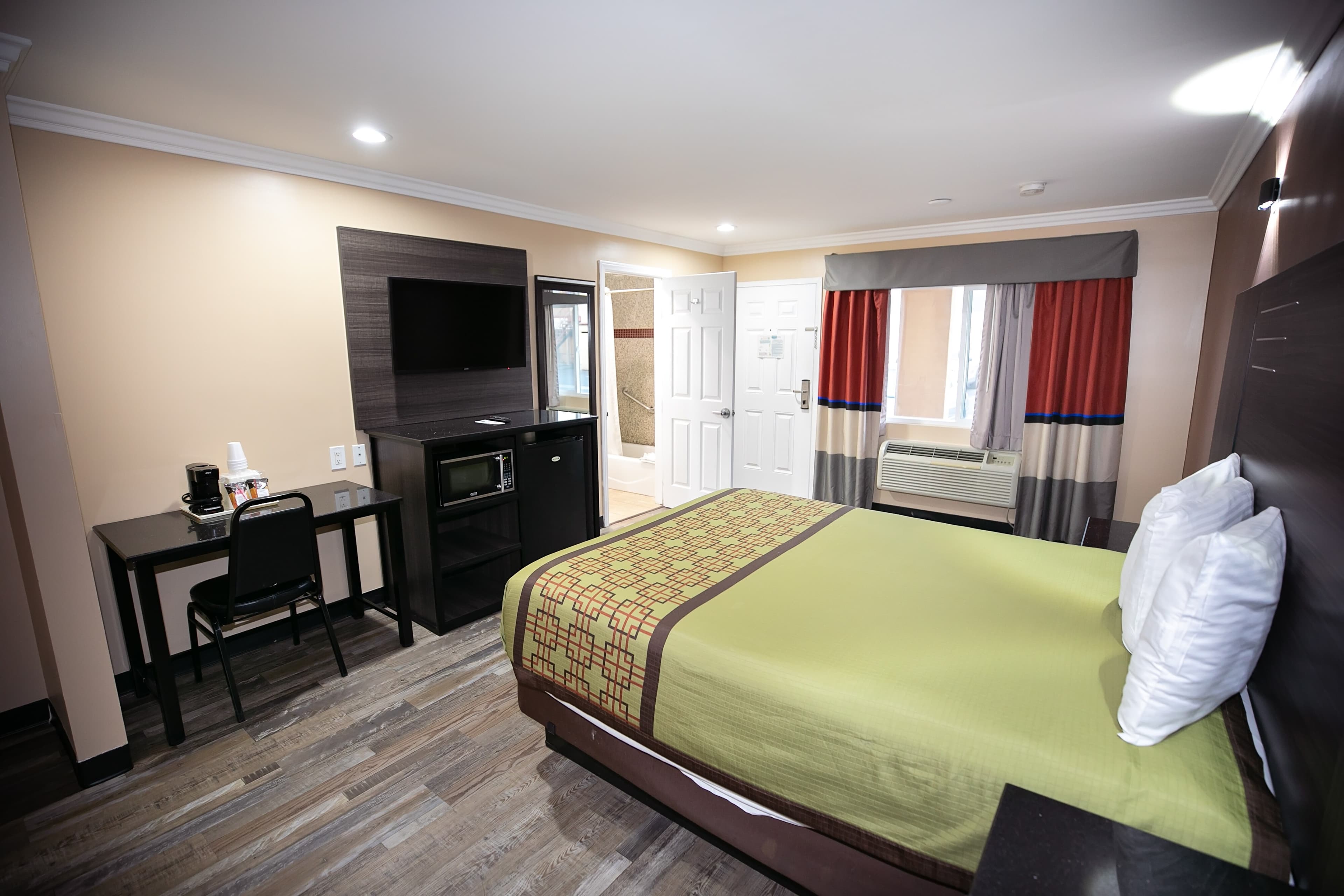 Rodeway Inn & Suites Bellflower — 7