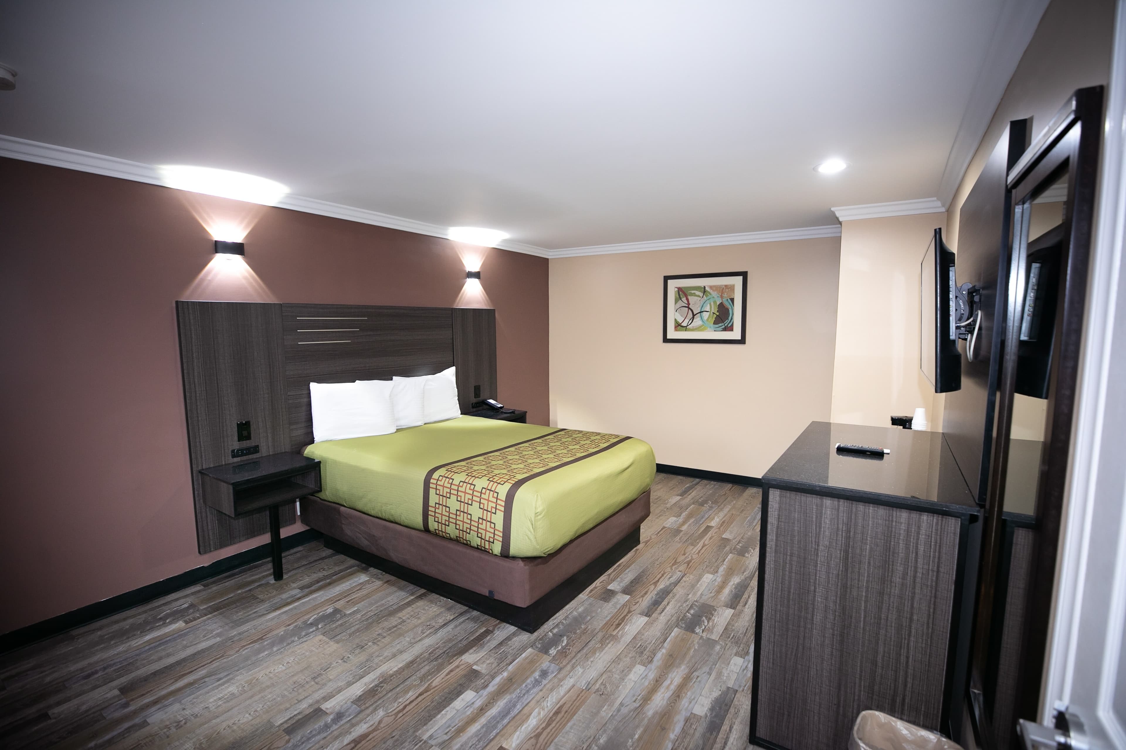 Rodeway Inn & Suites Bellflower — 10