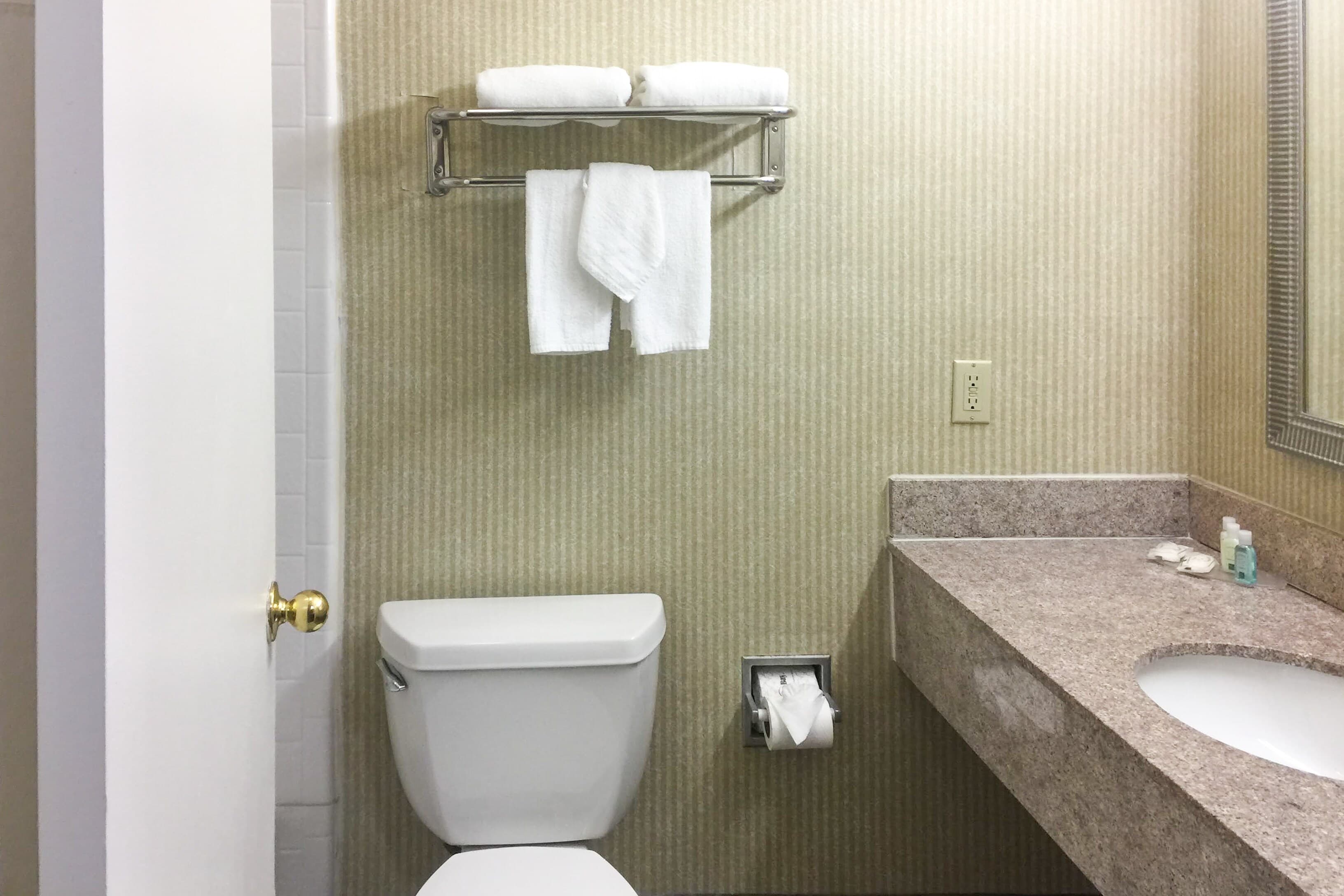 Quality Inn & Suites Oceanside Near Camp Pendleton — 10
