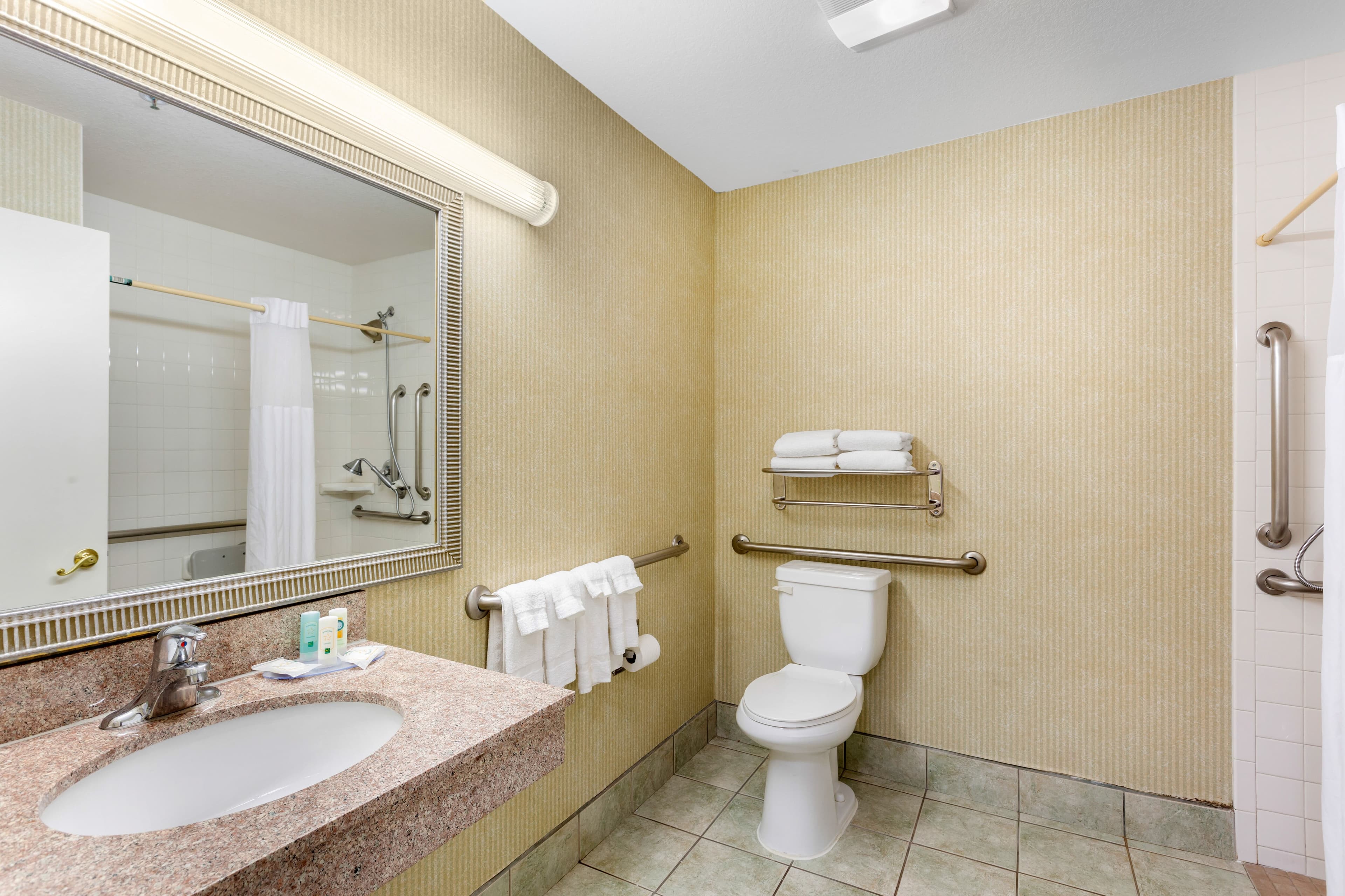 Quality Inn & Suites Oceanside Near Camp Pendleton — 24